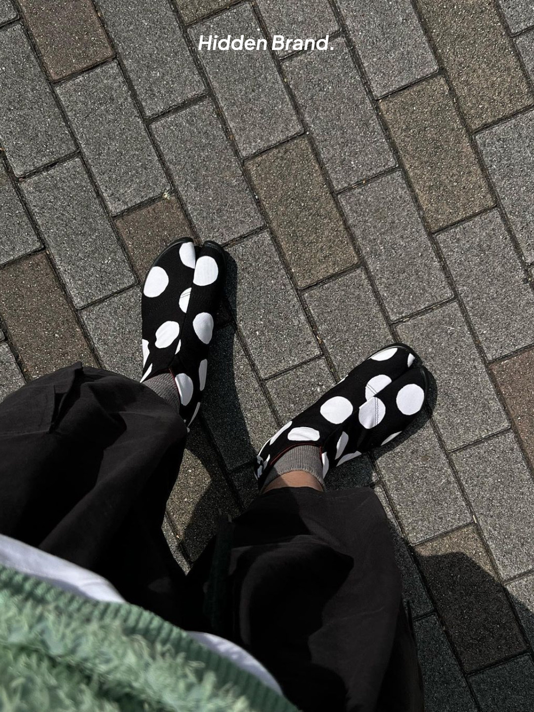 Sou Sou Split Toe Tabi Shoes Black, Sou Sou Split Toe Tabi Shoes Light Ink Grey 착용 스타일 - 5