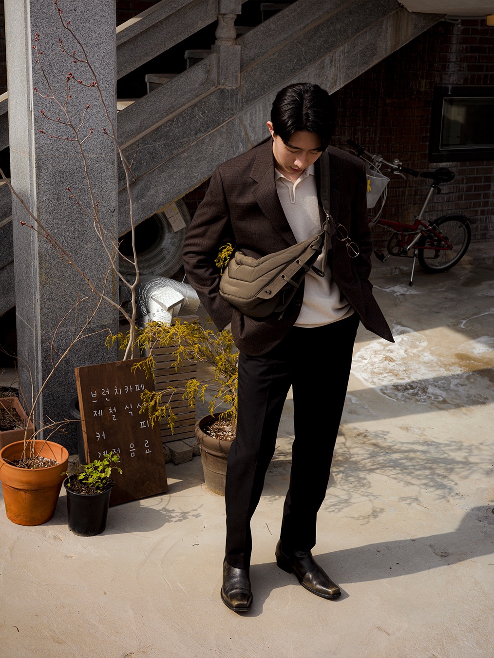 Lemaire Small Soft Game Bag Nylon Canvas Espresso - Ssense Exclusive 착용 스타일 - 2