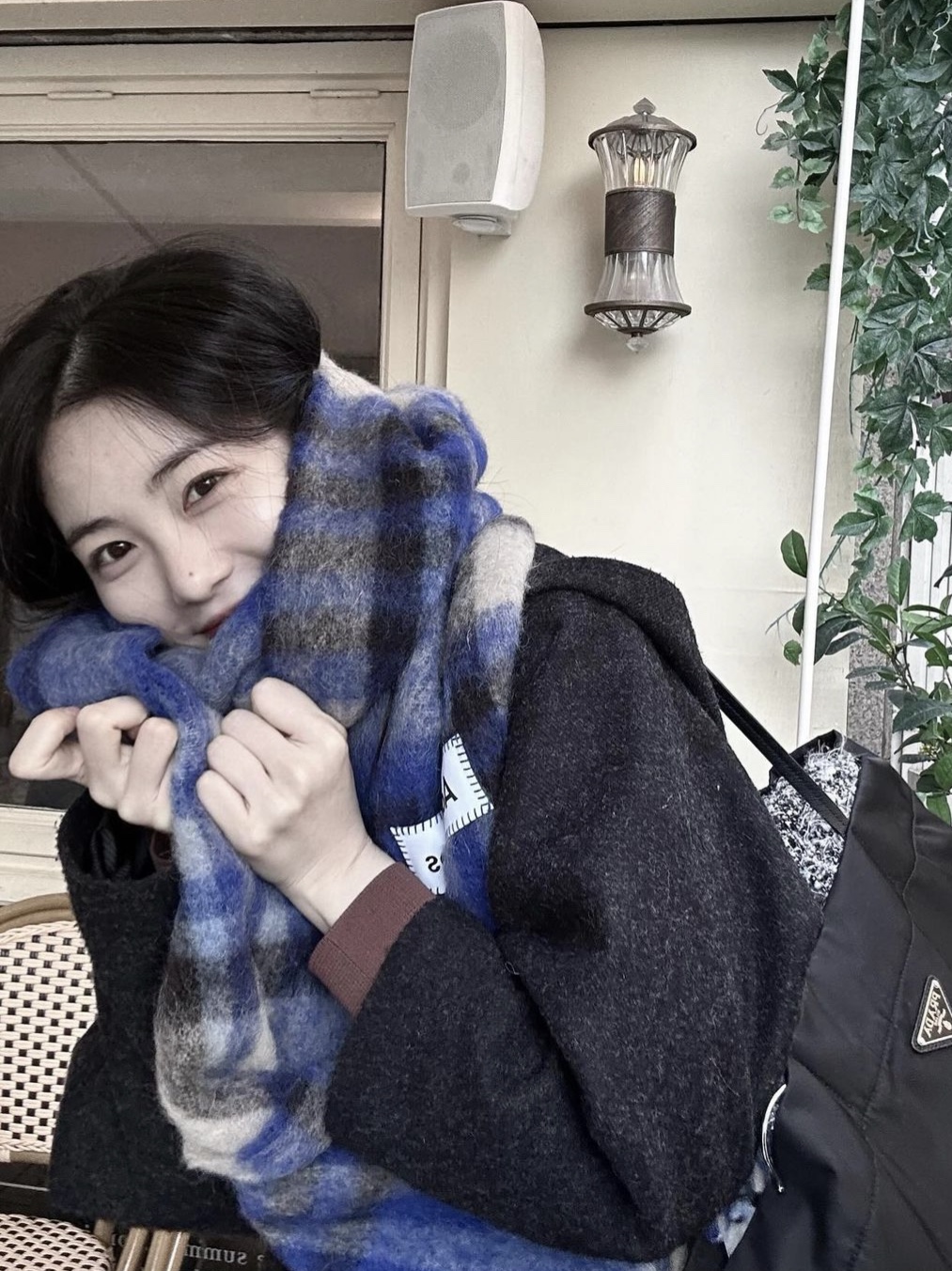 Acne Studios Mohair Check Muffler White Grey Royal Blue, Prada Re-Nylon Tote Bag Black 착용 스타일 - 1