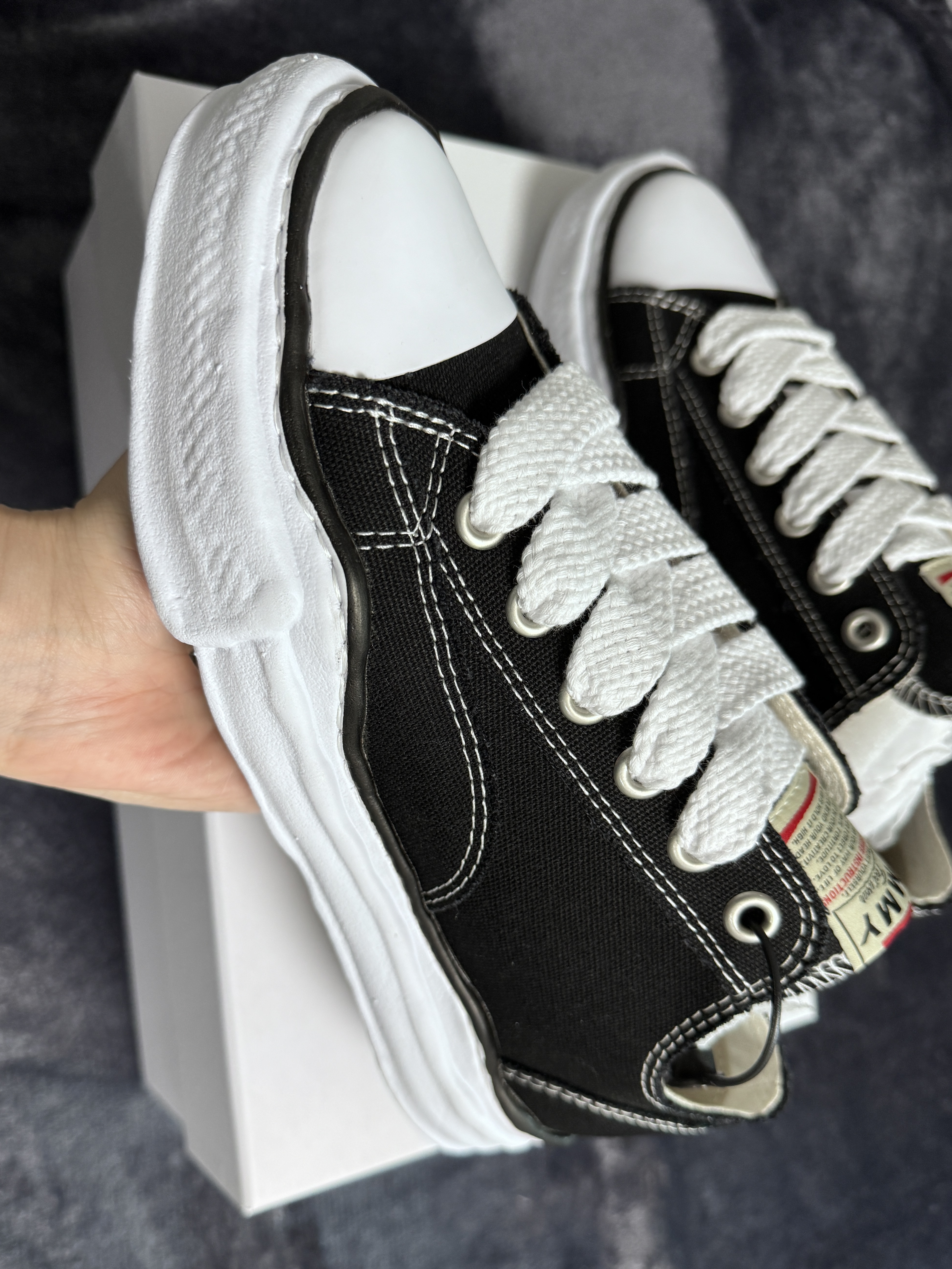Maison Mihara Yasuhiro Peterson OG Sole Canvas Low Sneakers Black 착용 스타일 - 1