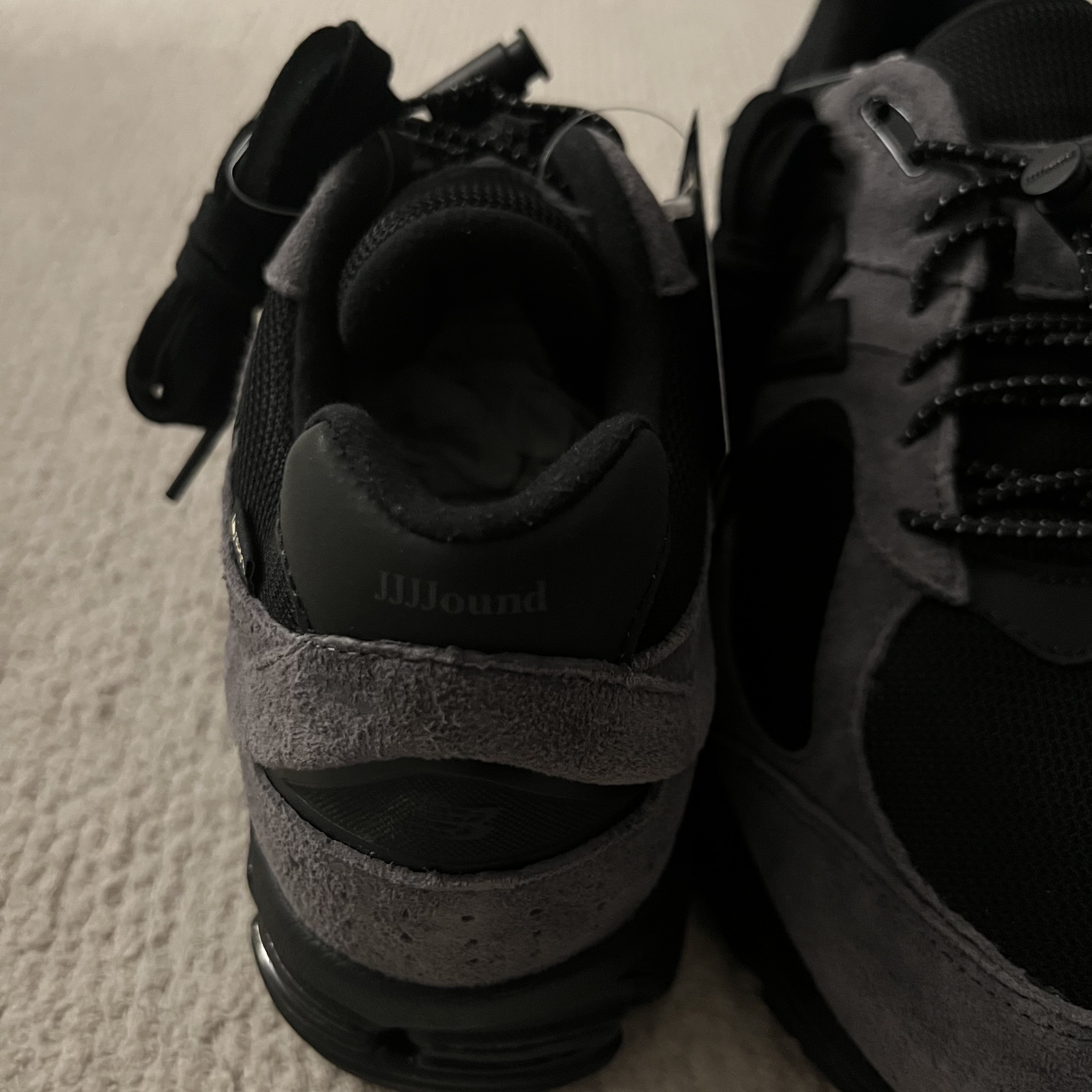 New Balance x JJJJound 2002R Gore-Tex Charcoal 착용 스타일 - 5