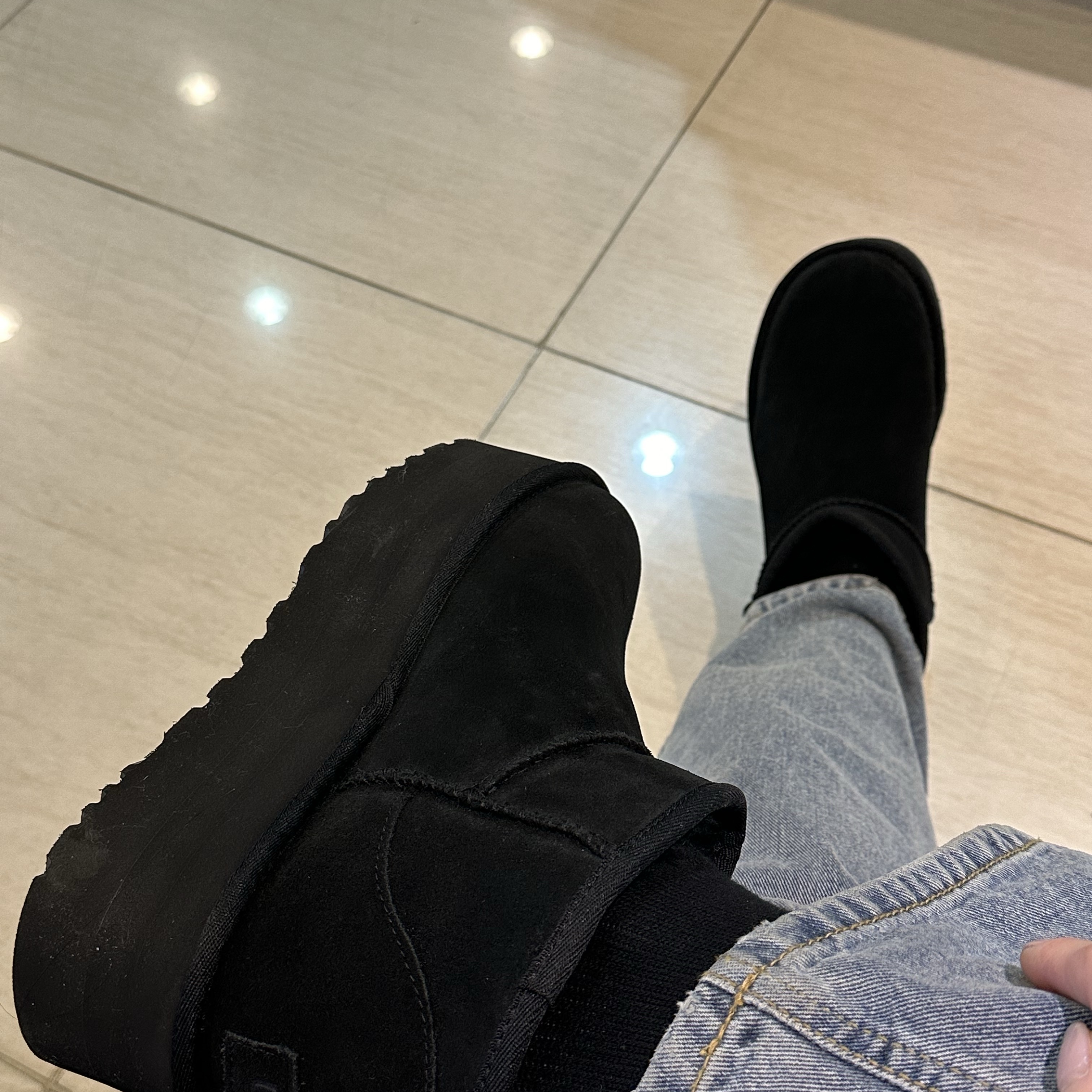 (W) UGG Classic Ultra Mini Platform Boots Black 착용 스타일 - 2