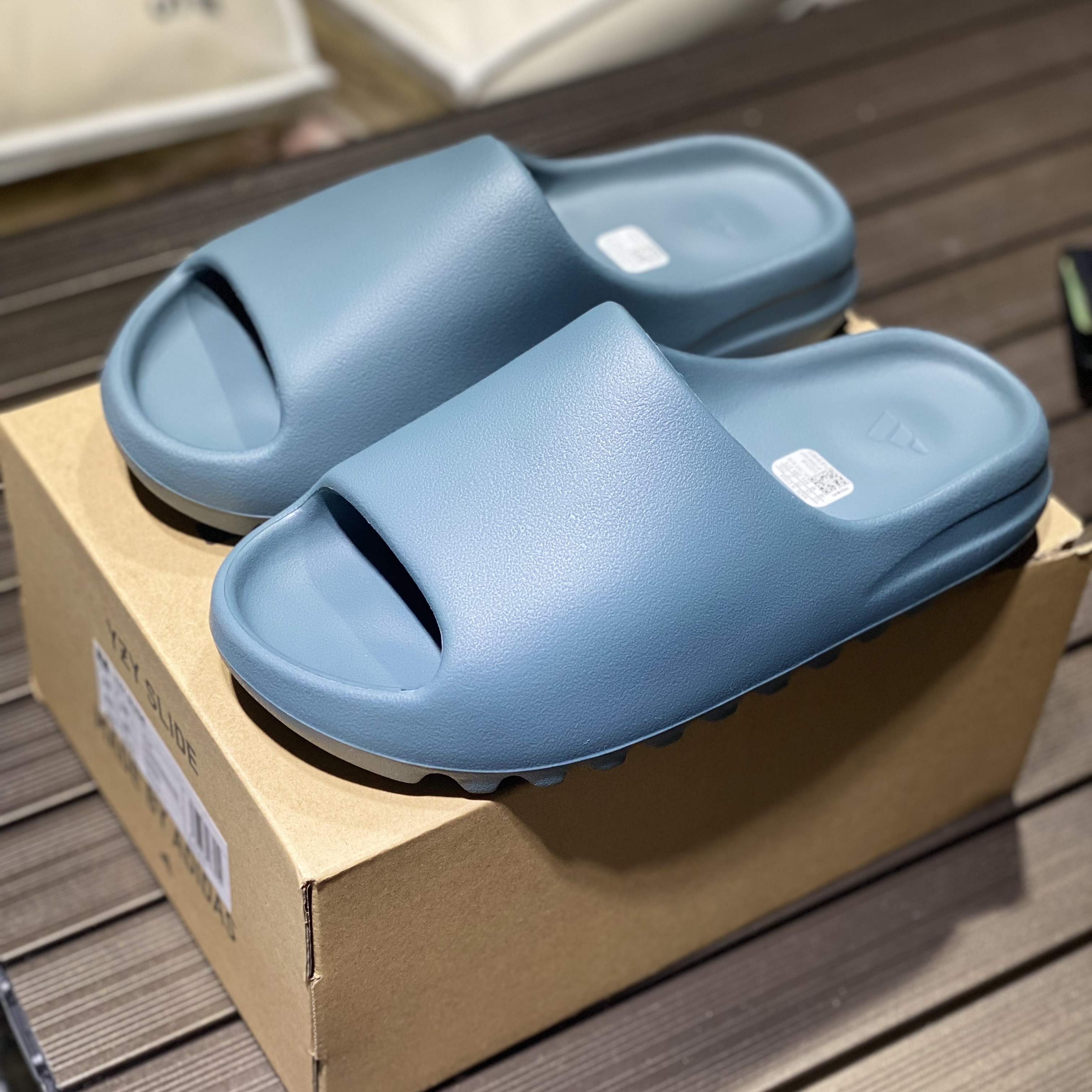 Adidas Yeezy Slide Slate Marine 착용 스타일 - 2