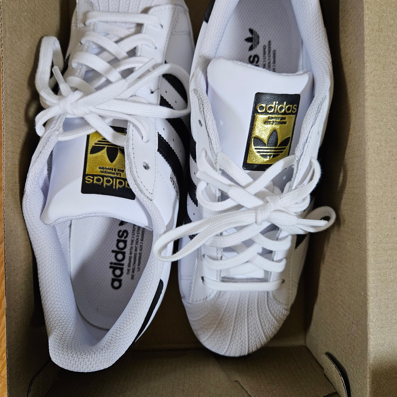 Adidas Superstar White Black 착용 스타일