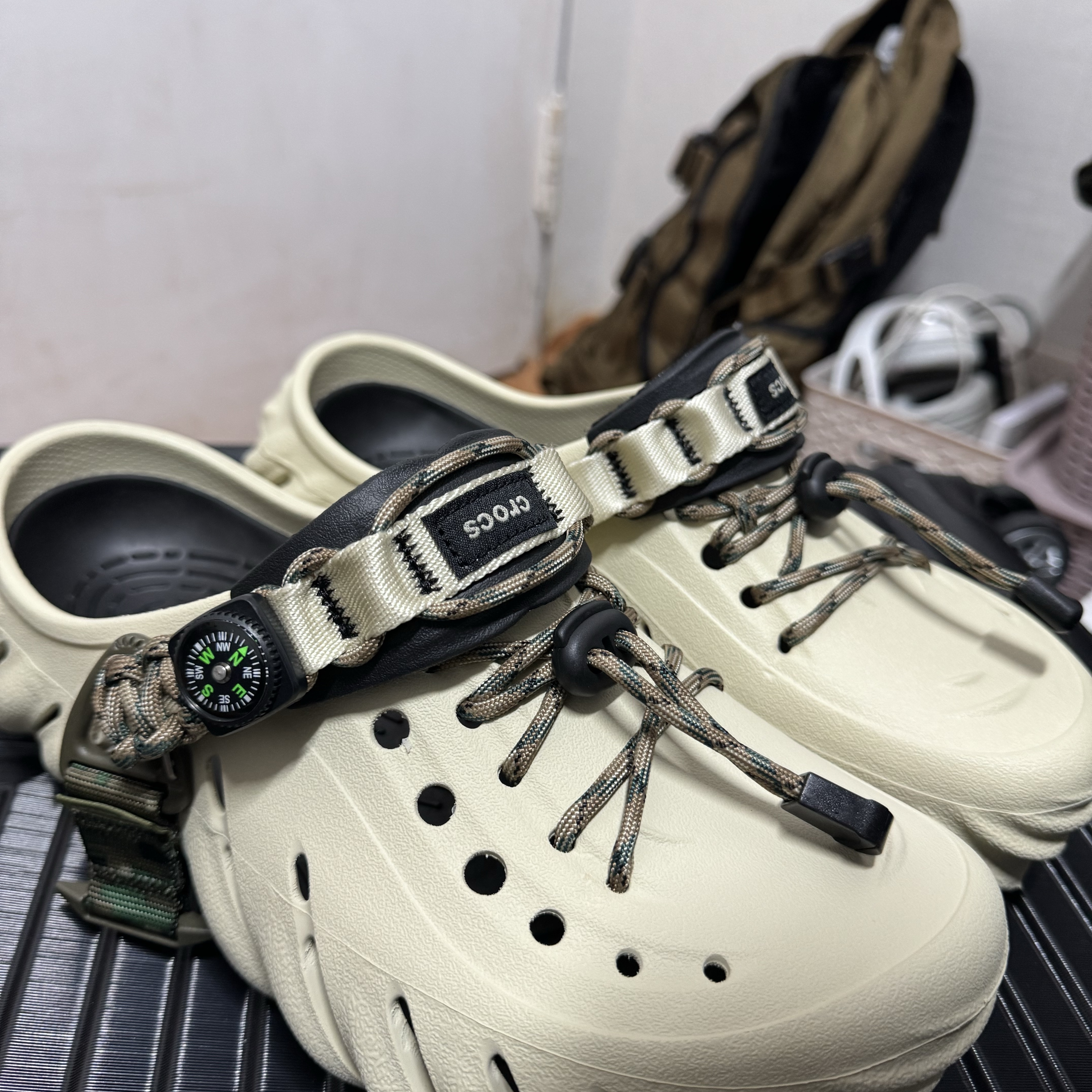 Crocs Echo Clog Bone Black 착용 스타일 - 2