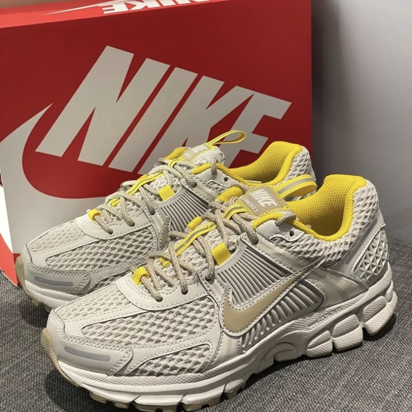 (W) Nike Zoom Vomero 5 Light Bone 착용 스타일