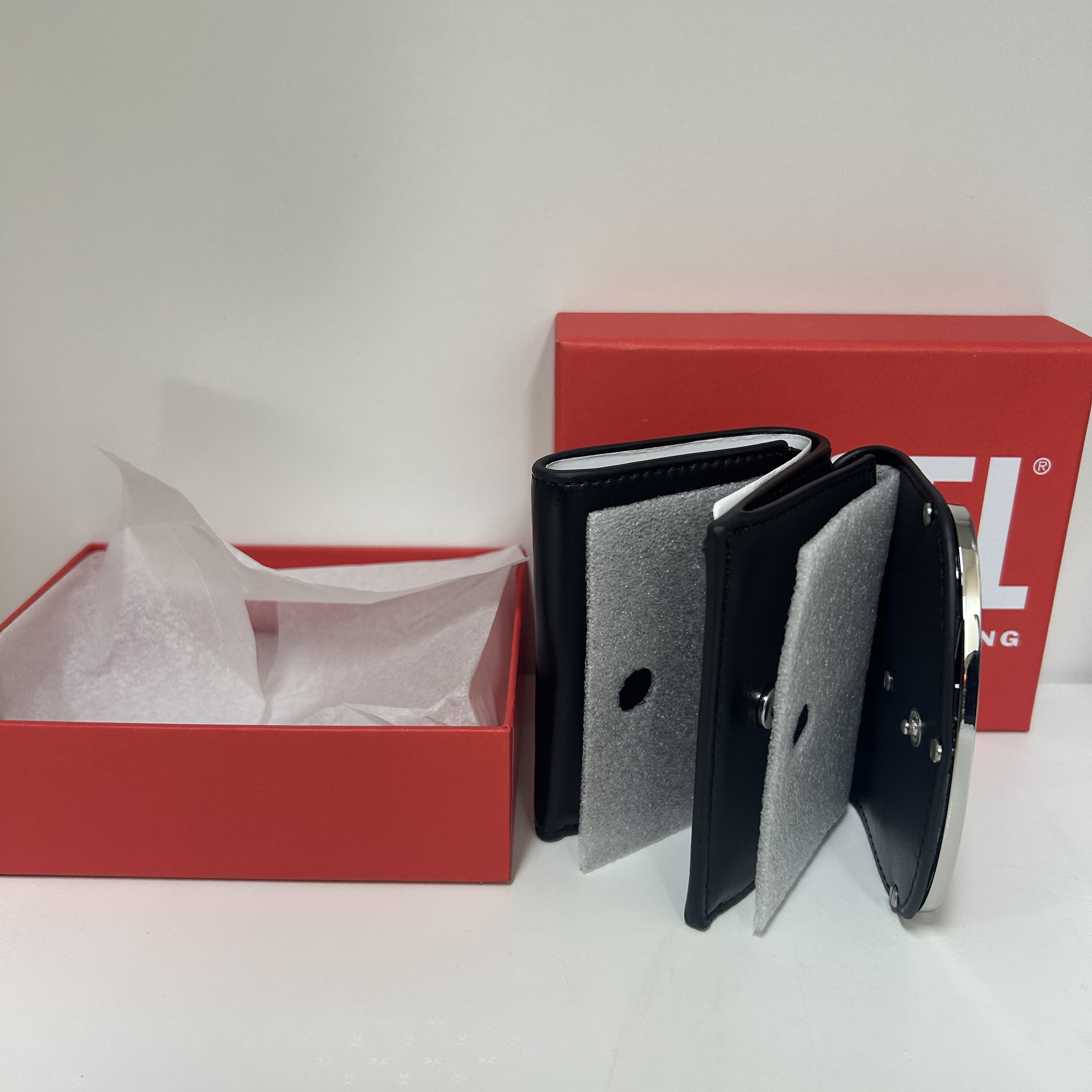 Diesel 1DR Tri-Fold Coin XS li Wallet Black 착용 스타일 - 2