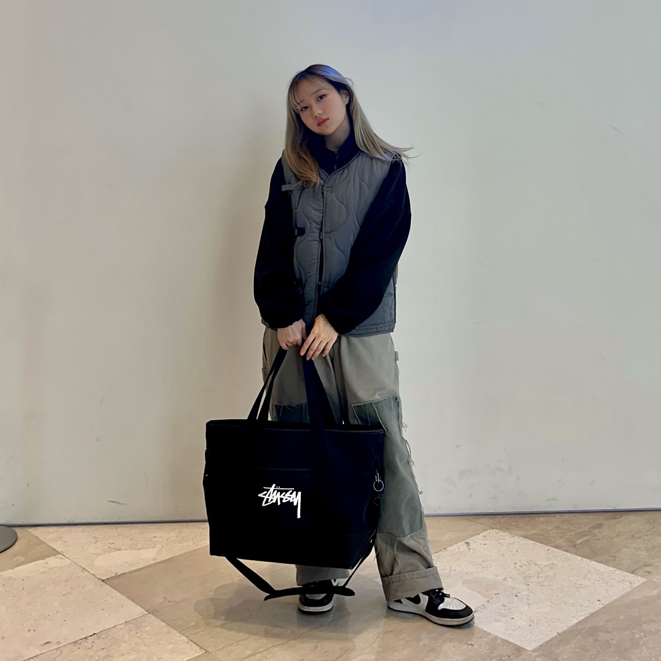 Nike x Stussy Tote Bag, Jordan 1 High 85 Black White 착용 스타일 - 2