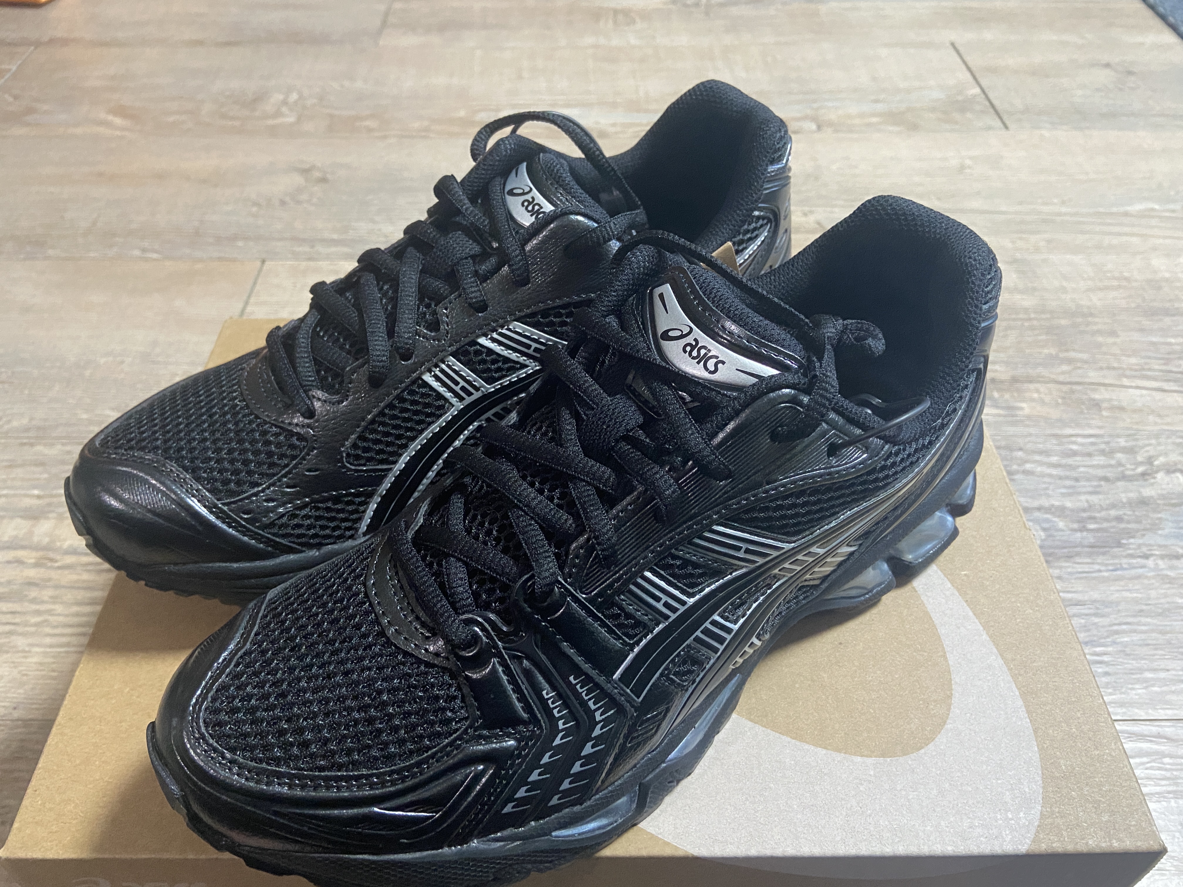 Asics Gel-Kayano 14 Black Pure Silver 착용 스타일