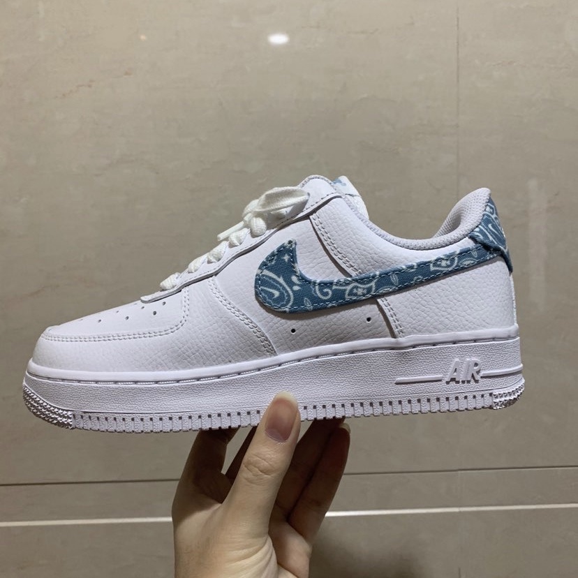(W) Nike Air Force 1 '07 Essential Paisley Swoosh White Worn Blue 착용 스타일