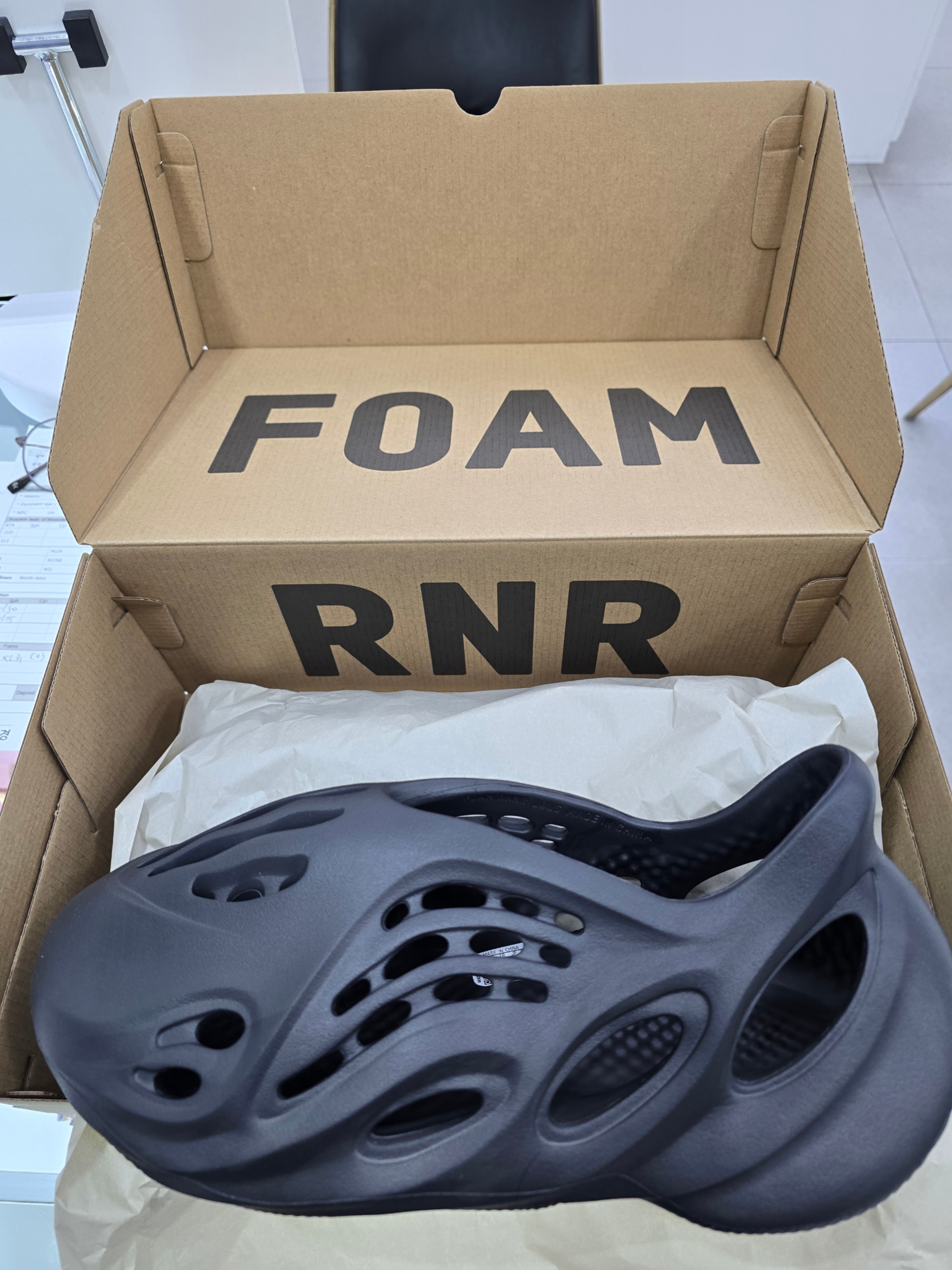 Adidas Yeezy Foam RNNR Onyx 착용 스타일