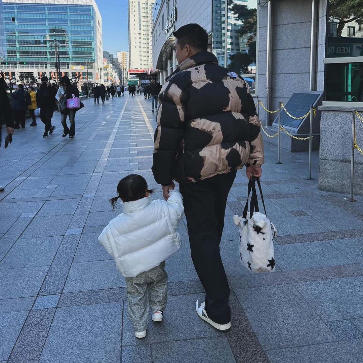 Supreme x The North Face Bleached Denim Print Nuptse Jacket Black - 21FW, Jordan 1 x Travis Scott Retro Low OG SP Sail and Ridgerock 착용 스타일 - 1