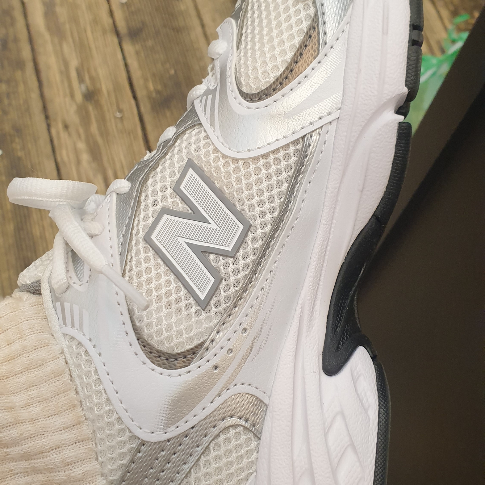 New Balance 530 White Silver 착용 스타일 - 2