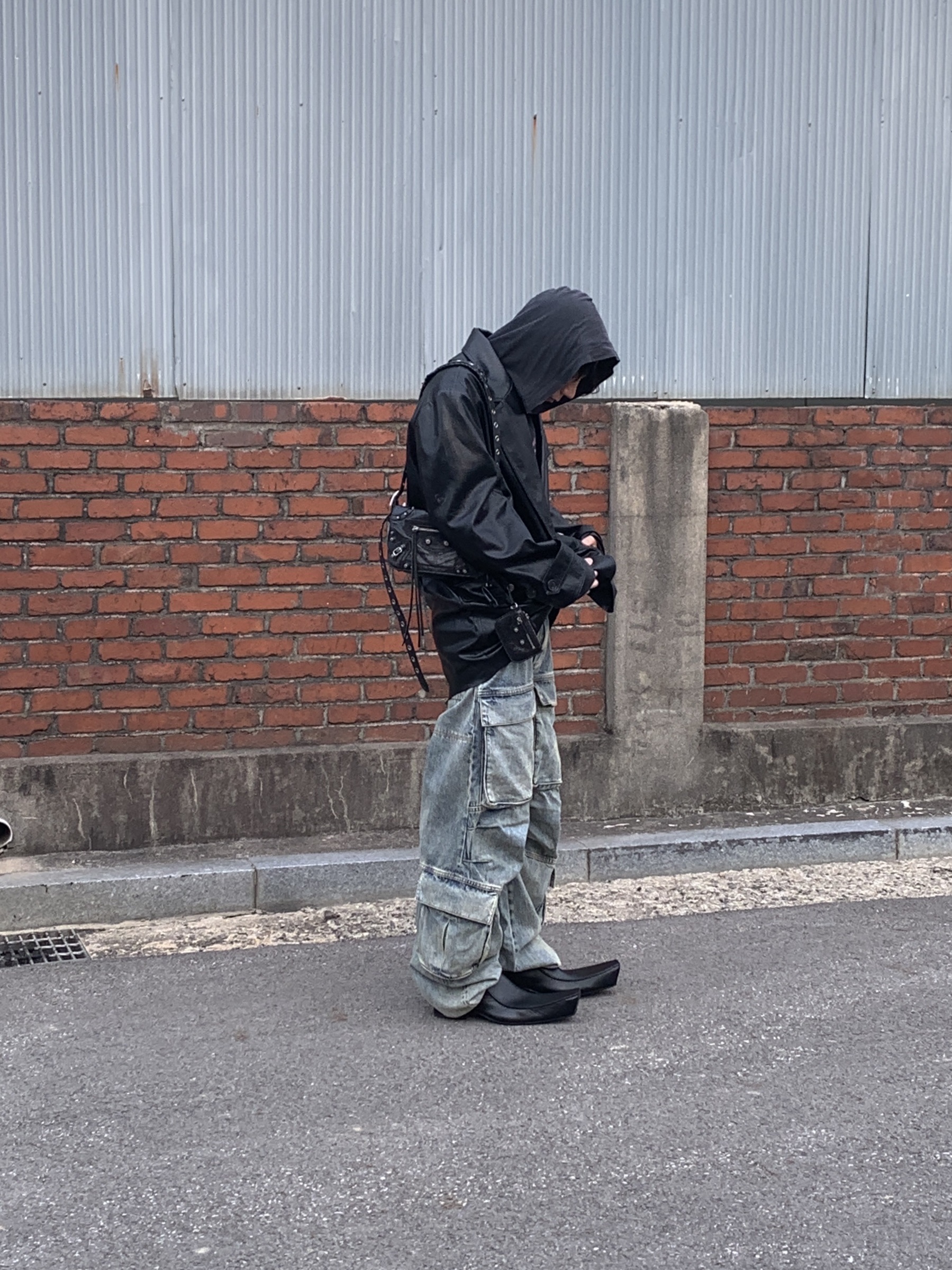 Entire Studios Heavy Denim Cargo Surface Wave, Balenciaga Romeo Mule Black 착용 스타일 - 4