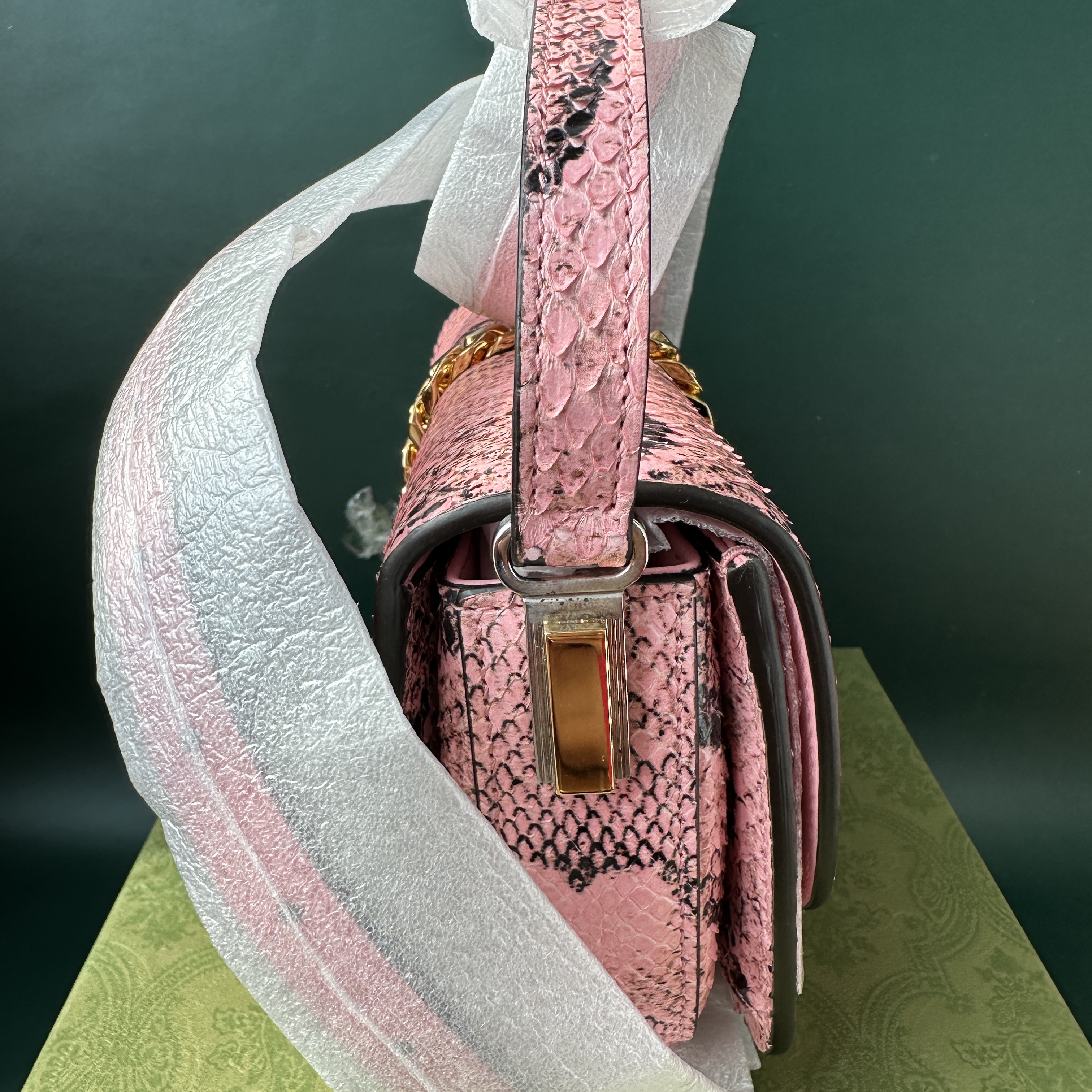 Gucci Sylvie 1969 Python Mini Shoulder Bag Pink 착용 스타일 - 2