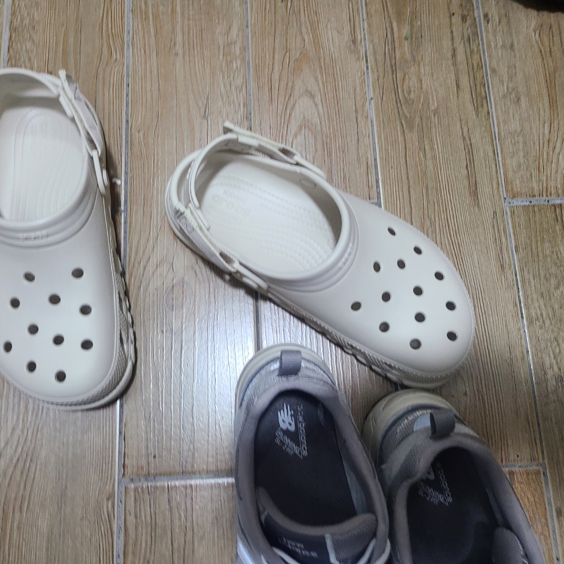 Crocs Duet Max II Clog Stucco 착용 스타일