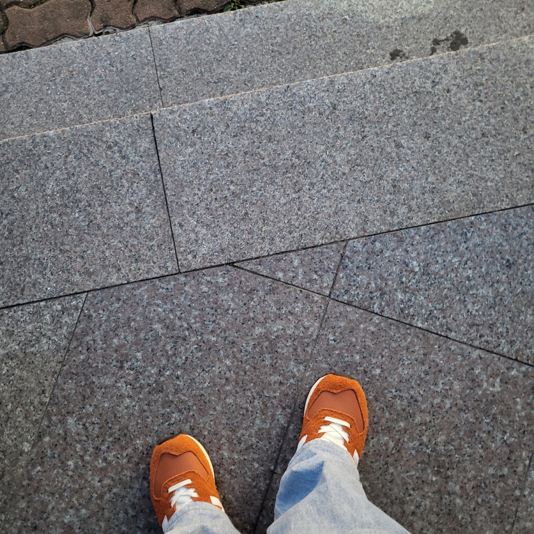 New Balance 574 Heritage Orange Burst White 착용 스타일