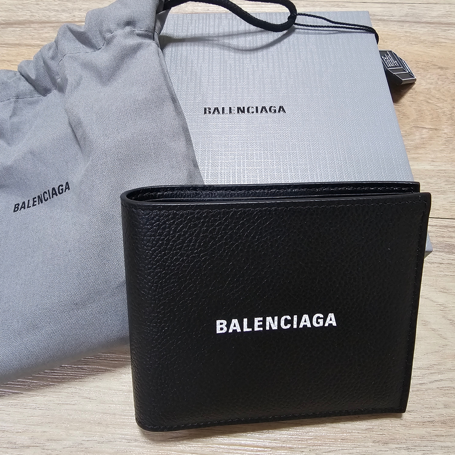 Balenciaga Cash Square Folded Wallet Black 착용 스타일