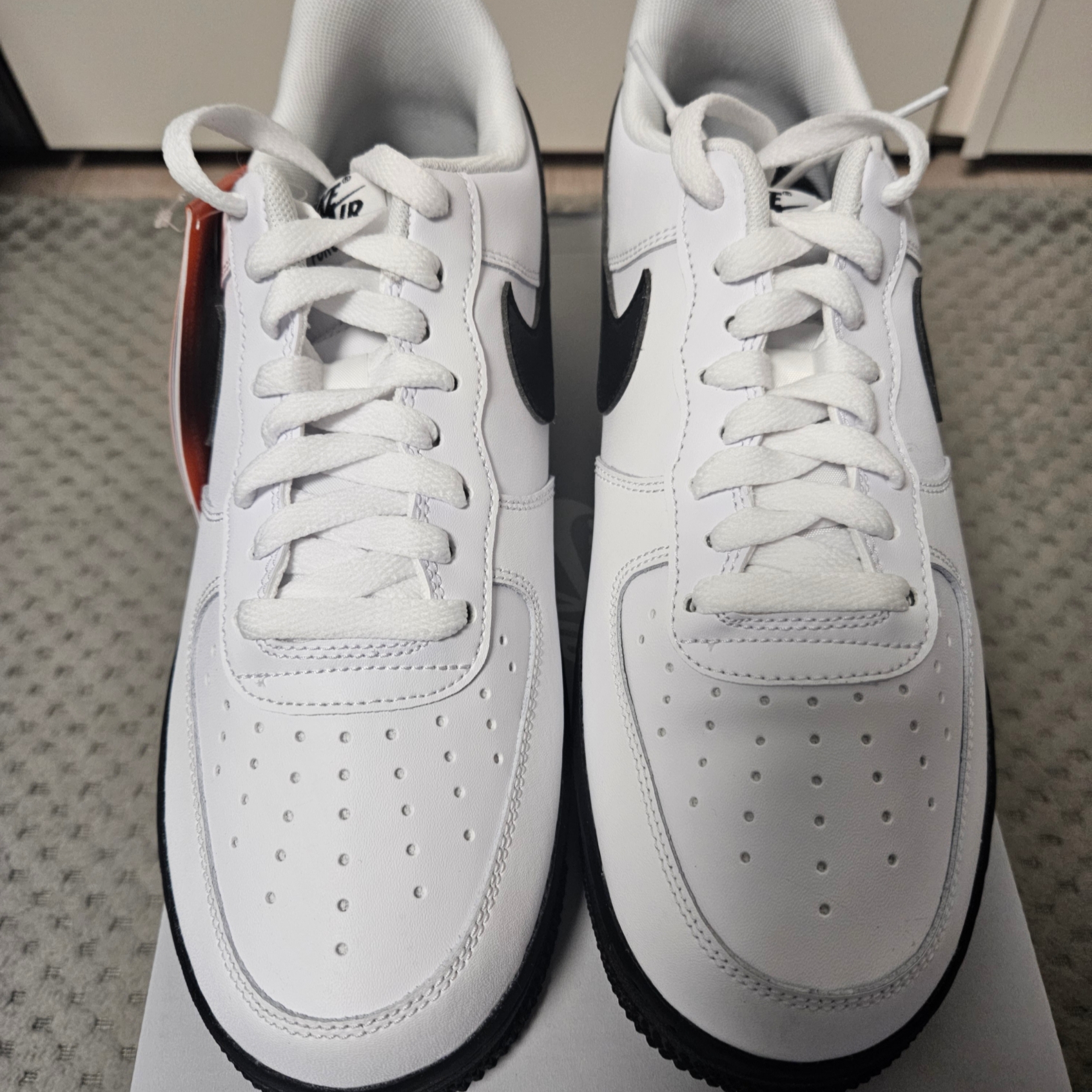 Nike Air Force 1 Low White Black Midsole 착용 스타일 - 1