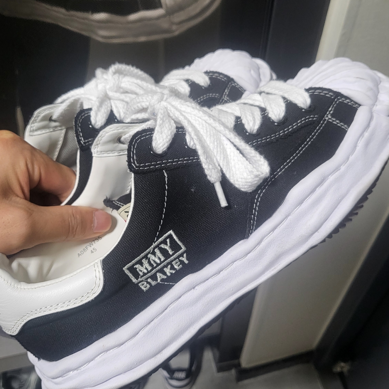 Maison Mihara Yasuhiro Blakey OG Sole Canvas Low-top Sneakers Black White 착용 스타일
