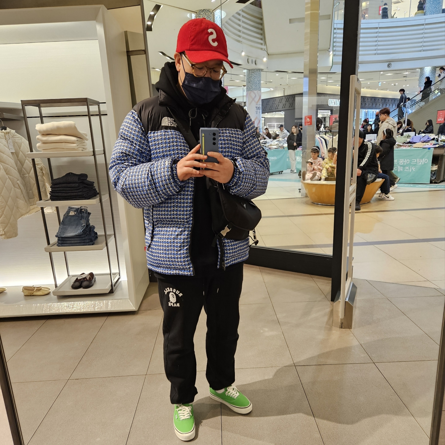 Supreme Corduroy S Logo 6-Panel Red - 23FW, Prada Re-Nylon and Saffiano Leather Shoulder Bag Black 착용 스타일