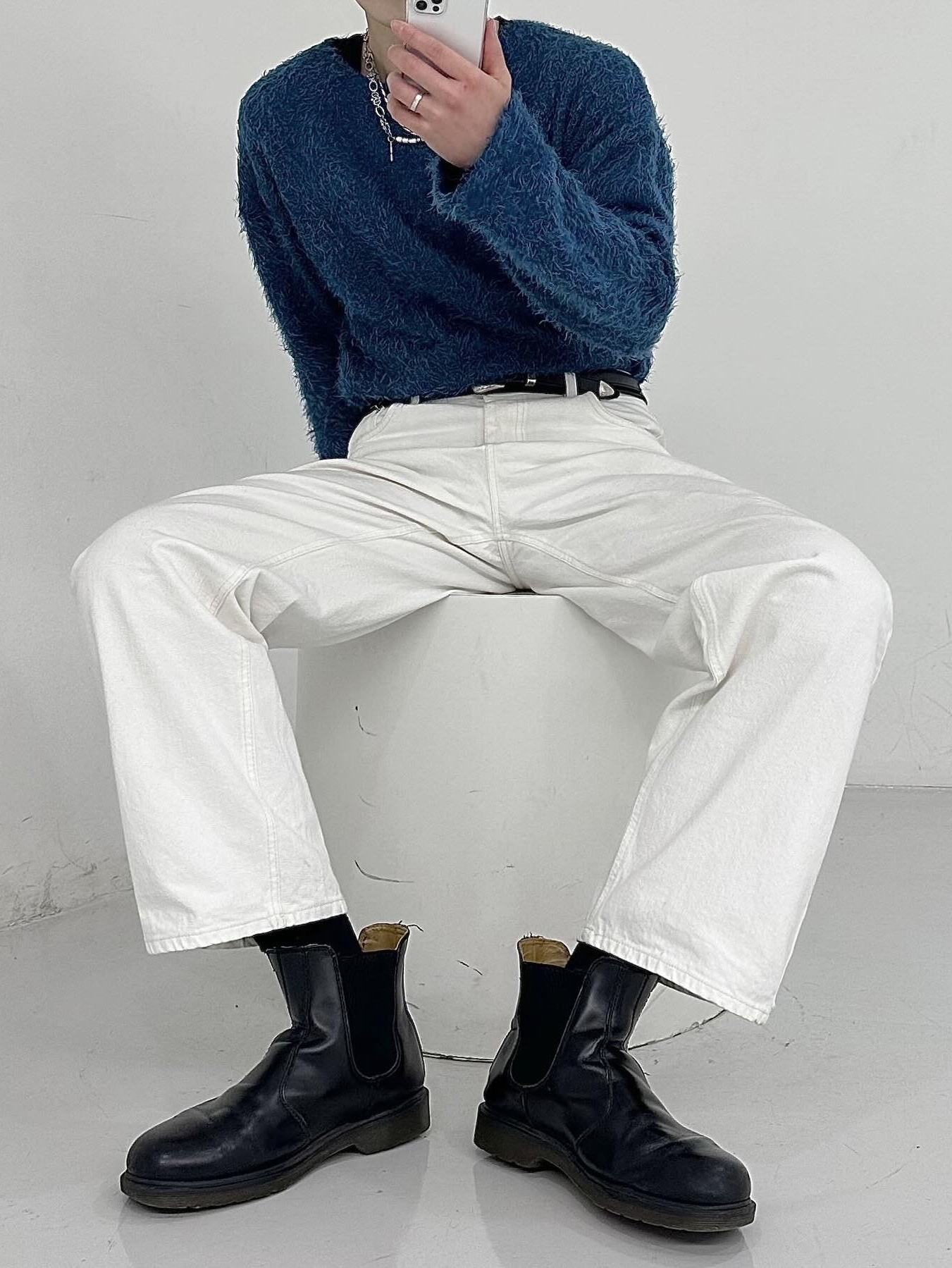Dr. Martens 2976 Chelsea Black Smooth, Telfar Medium Shopping Bag Navy 착용 스타일 - 1