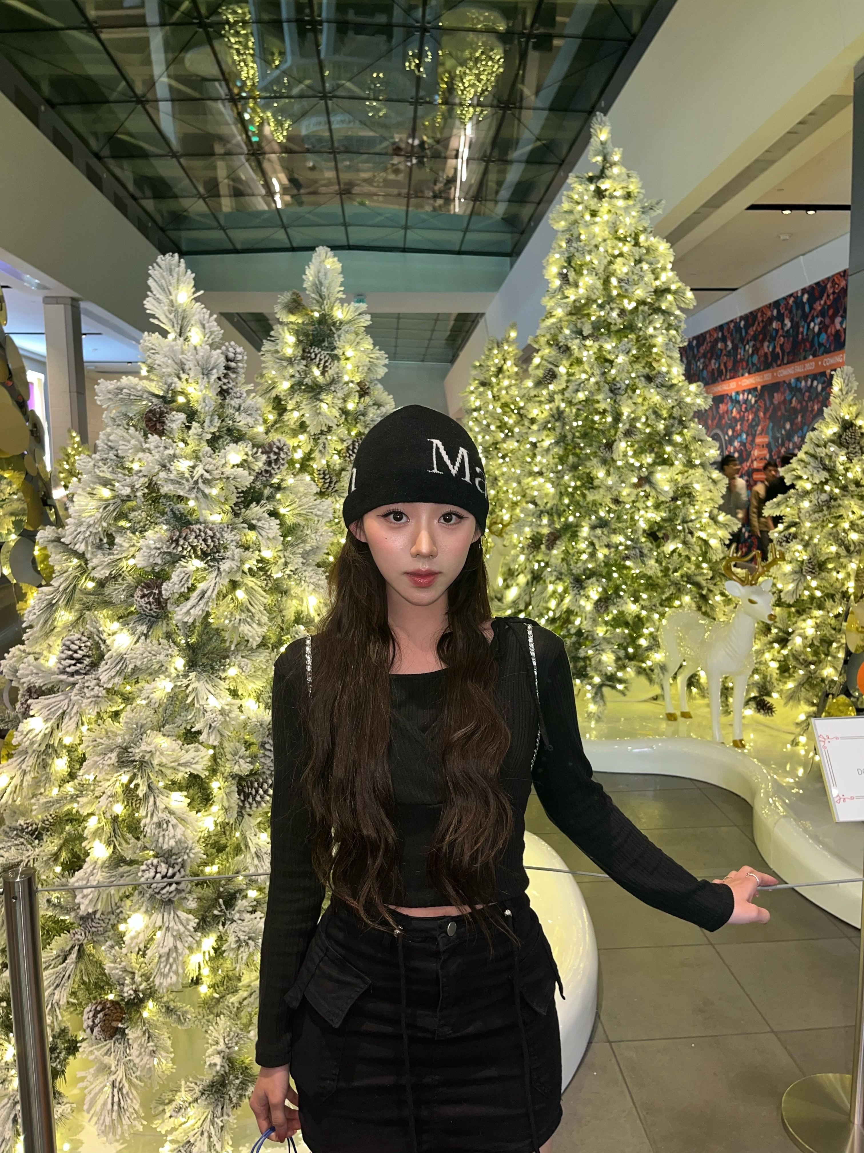 Matin Kim Logo Jacquard Short Beanie Black 착용 스타일 - 2
