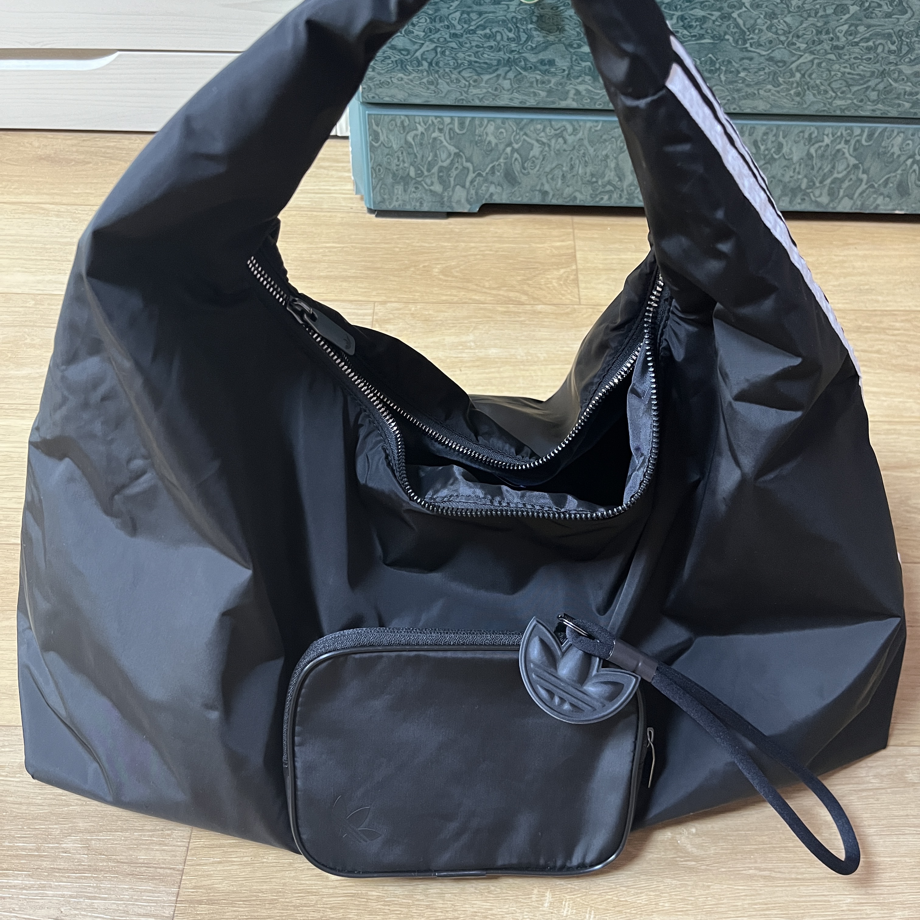 Adidas Always Original Shoulder Bag Black 착용 스타일 - 2