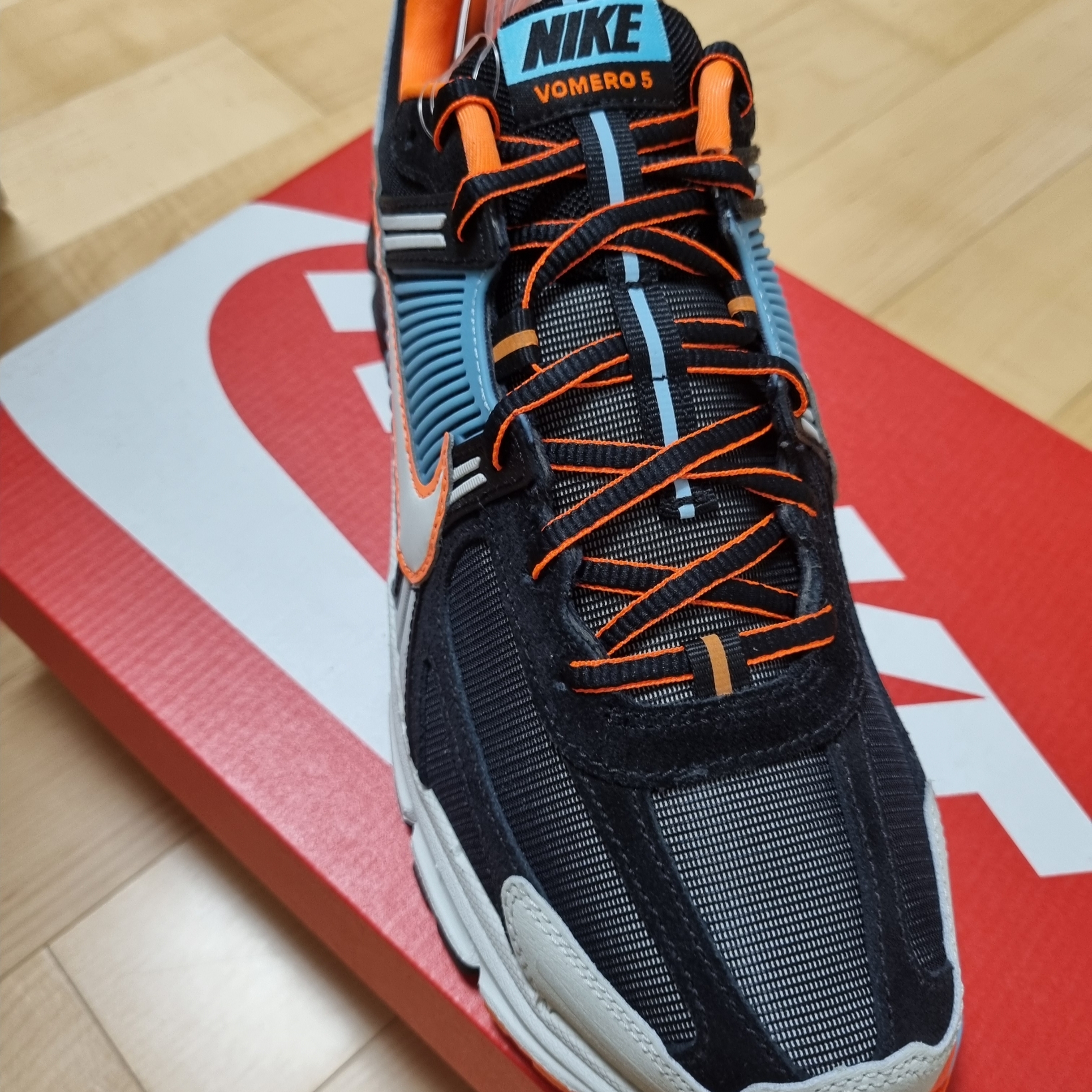 (W) Nike Zoom Vomero 5 Black Blue Gaze 착용 스타일 - 1