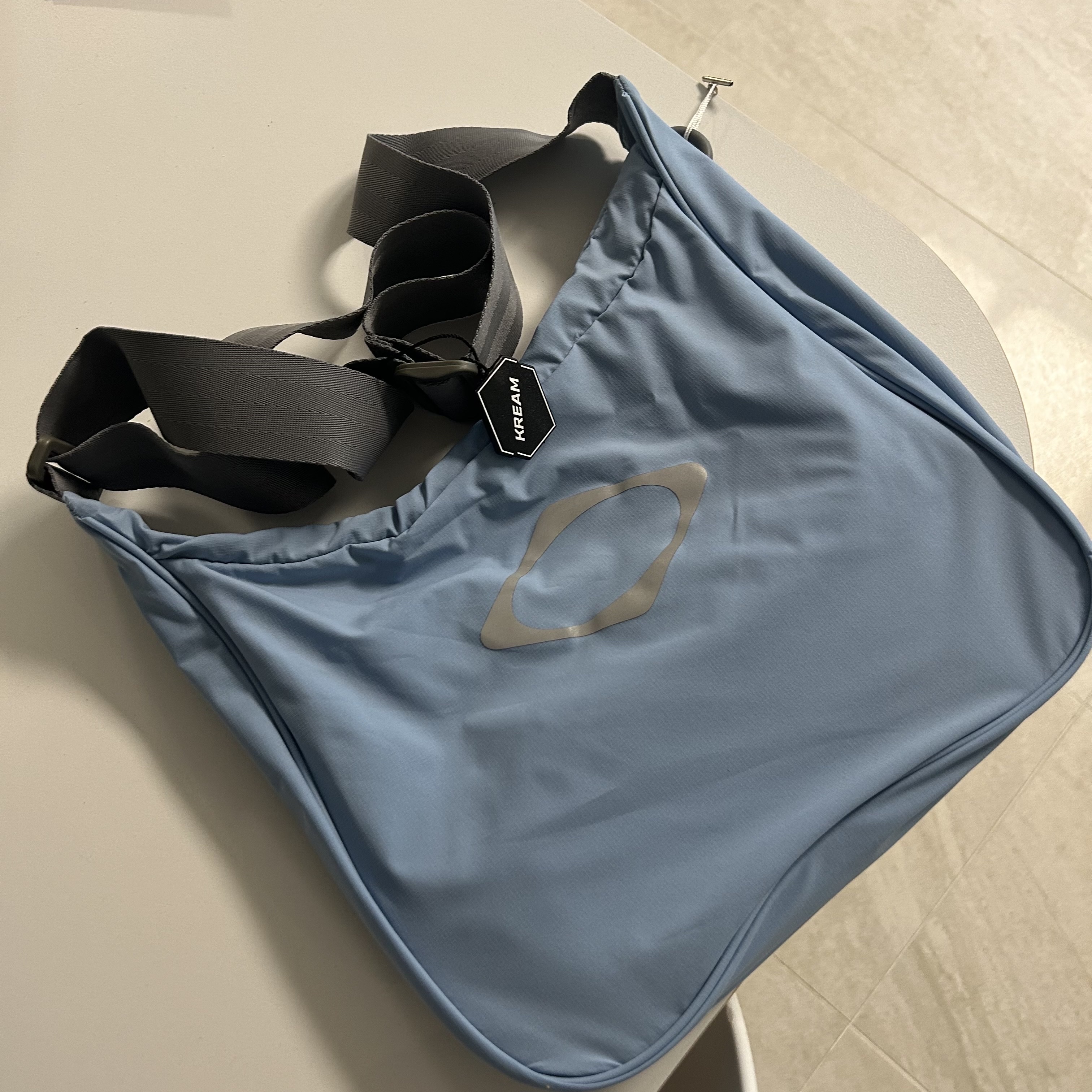 Mischief Rhombus Light Weight Cross Bag Greyish Blue - The Hyundai Seoul Exclusive 착용 스타일