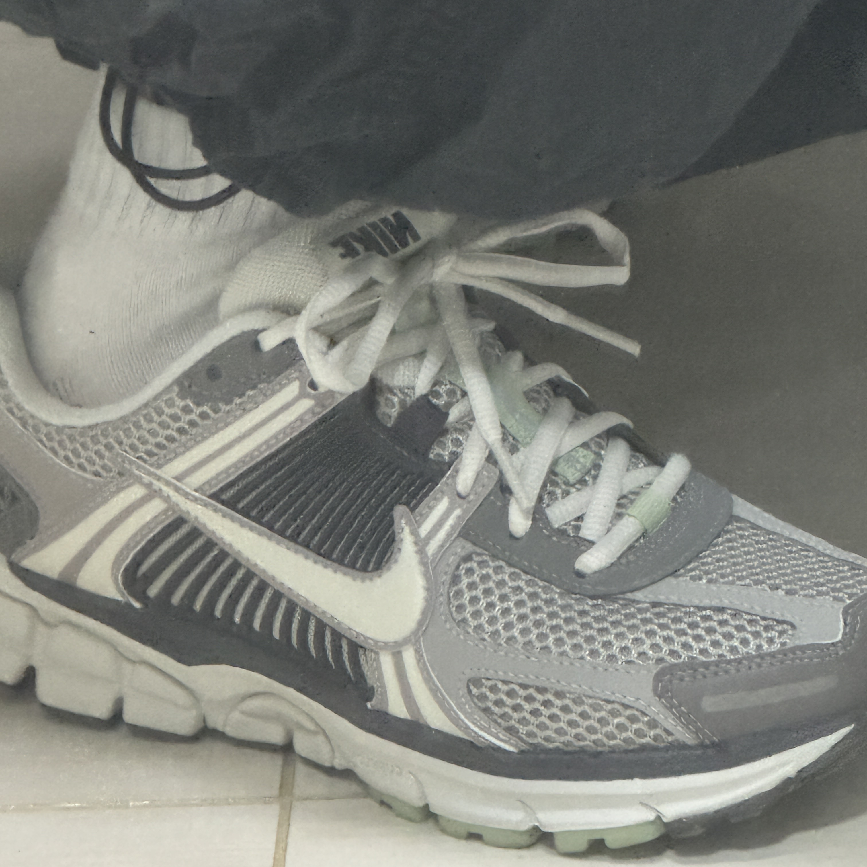 (W) Nike Zoom Vomero 5 Cobblestone and Flat Pewter 착용 스타일
