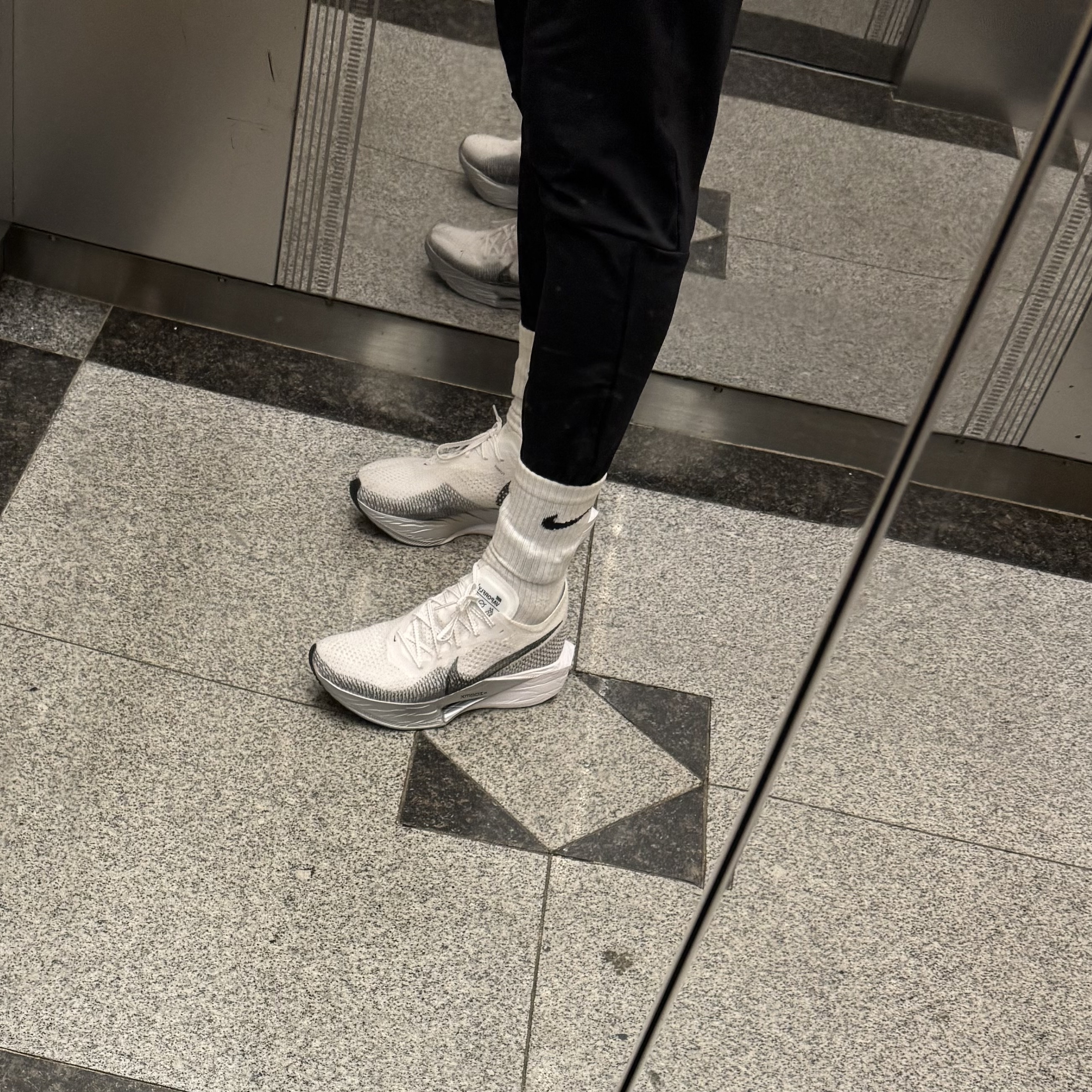 Nike ZoomX Vaporfly Next% 3 White Grey 착용 스타일 - 2