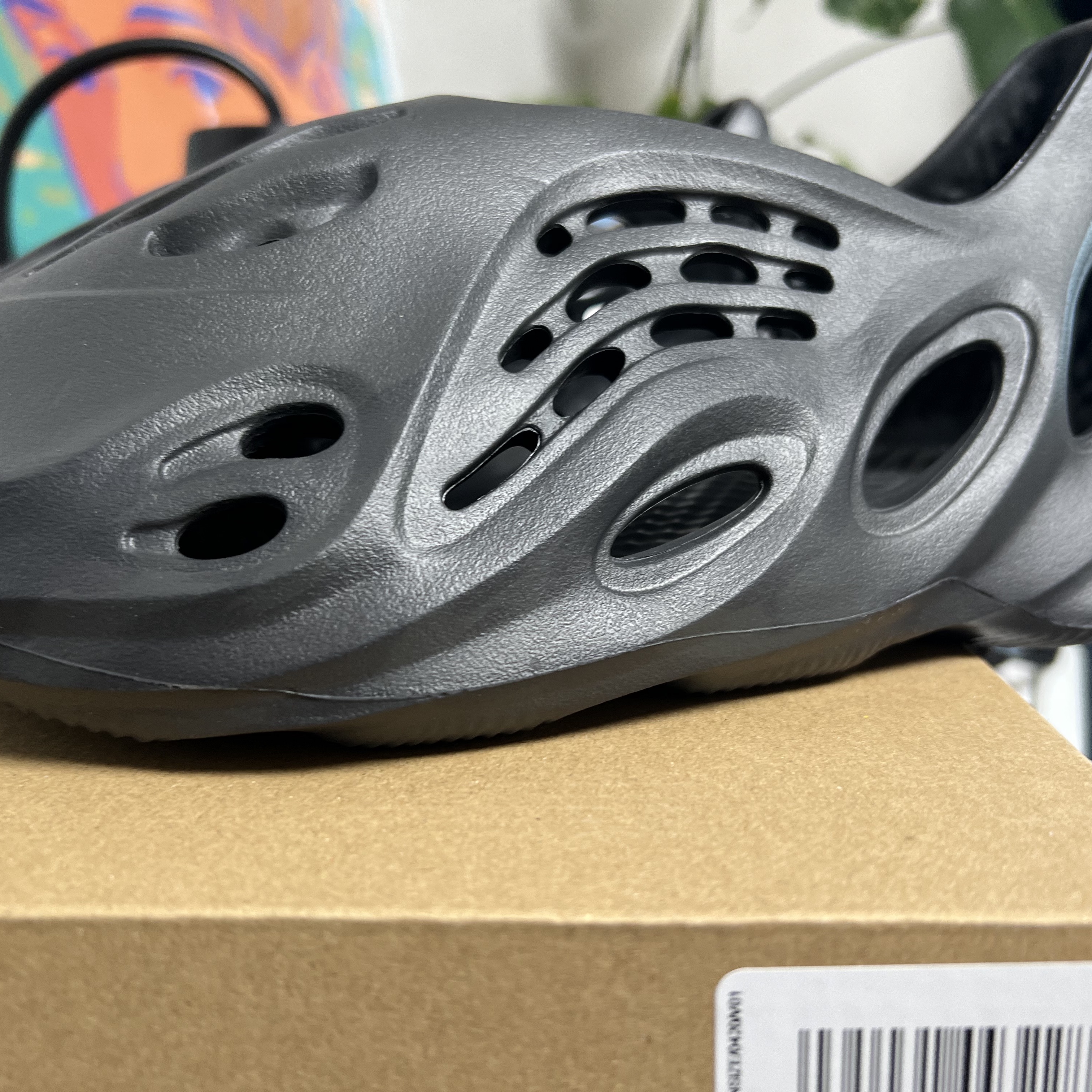 Adidas Yeezy Foam RNNR Onyx 착용 스타일 - 2