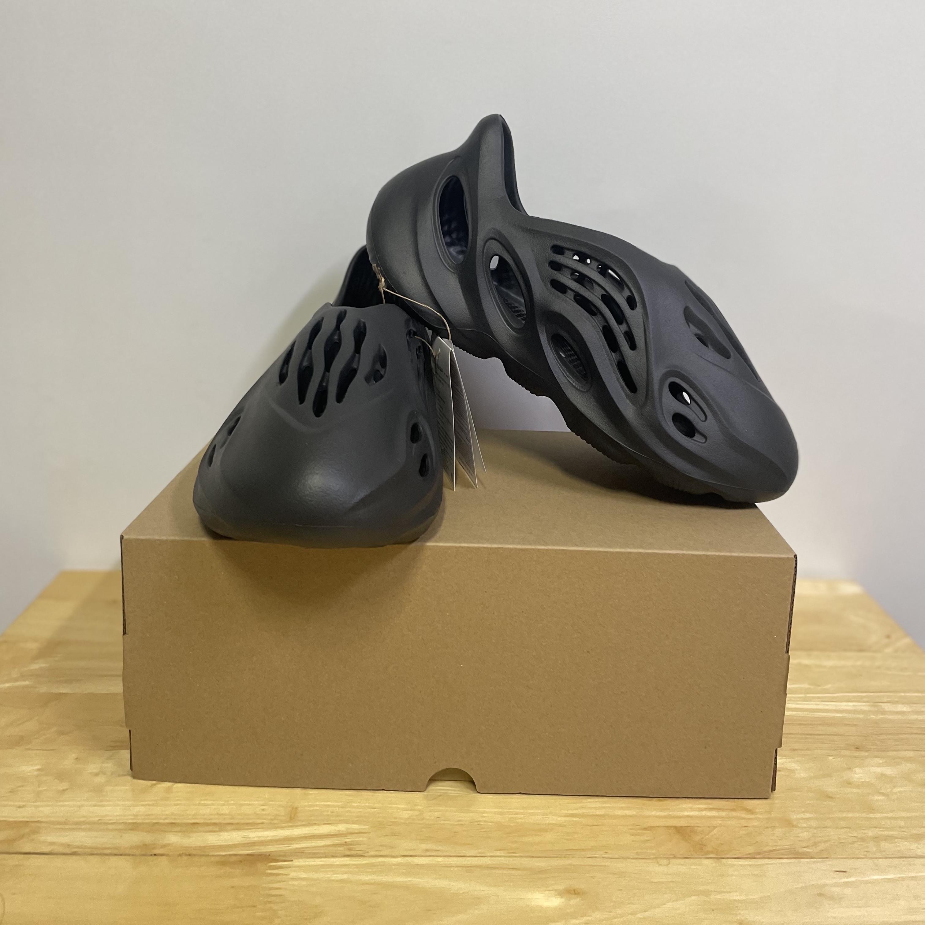 Adidas Yeezy Foam RNNR Onyx 착용 스타일 - 1