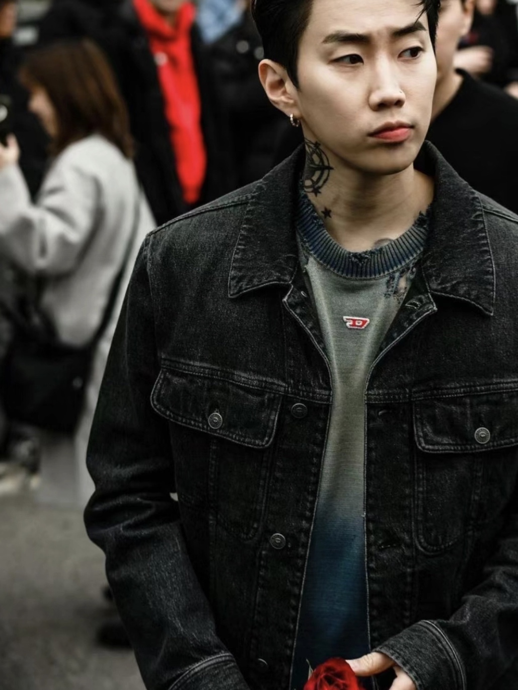 Diesel D-Barcy-Fsc Regular-Fit Denim Jacket with Plaque Black Dark Grey 착용 스타일 - 2