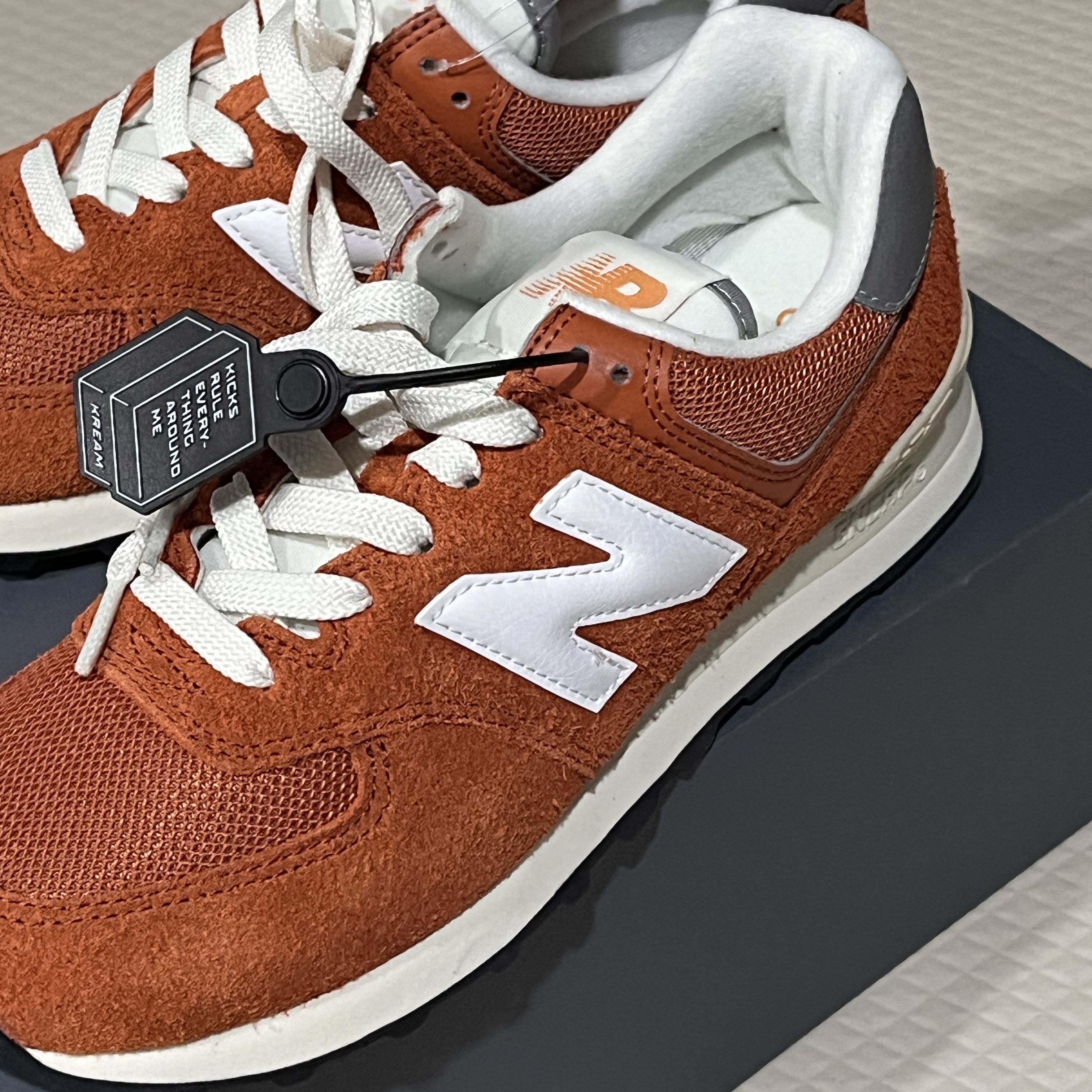 New Balance 574 Heritage Orange Burst White 착용 스타일