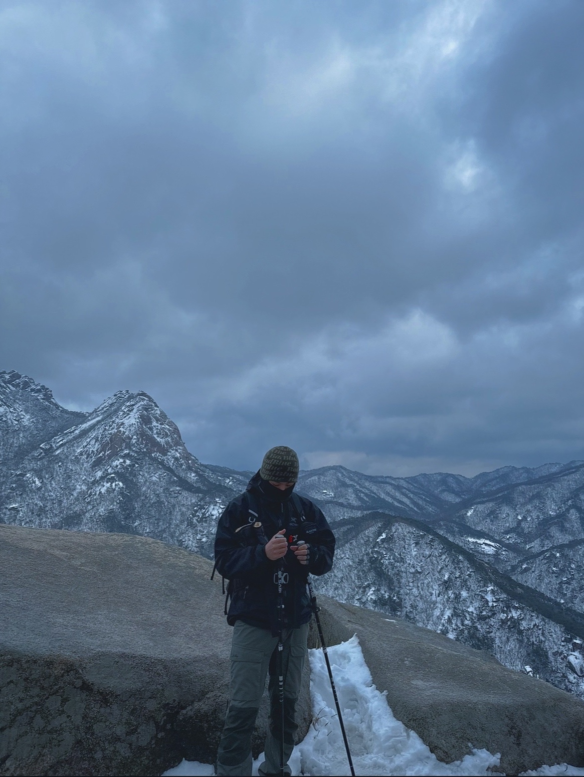 Arc'teryx Beta Jacket Black 착용 스타일 - 1