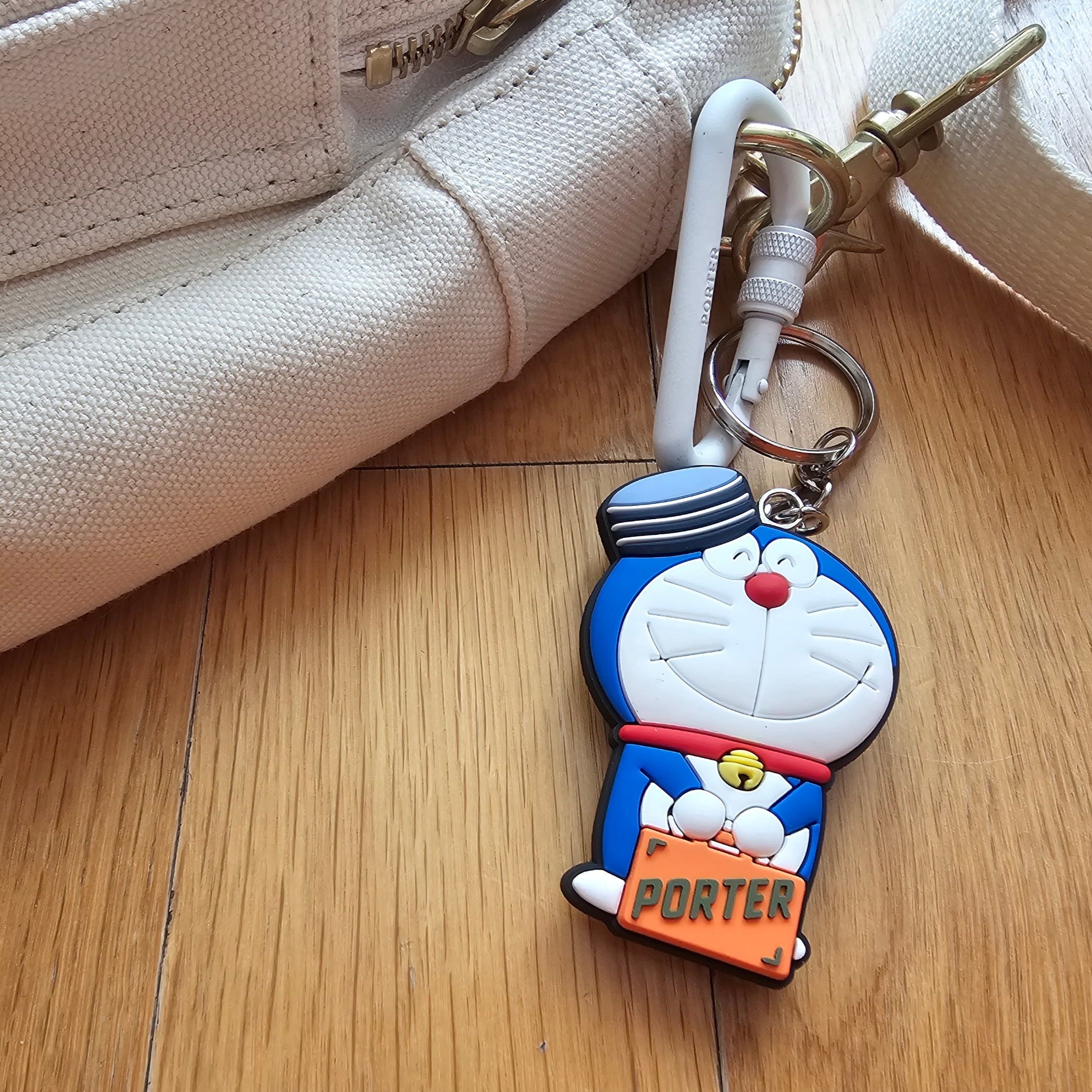 Porter x JJJJound Passport Bag L Off White, Porter x Doraemon Key Charm Front Orange 착용 스타일 - 2