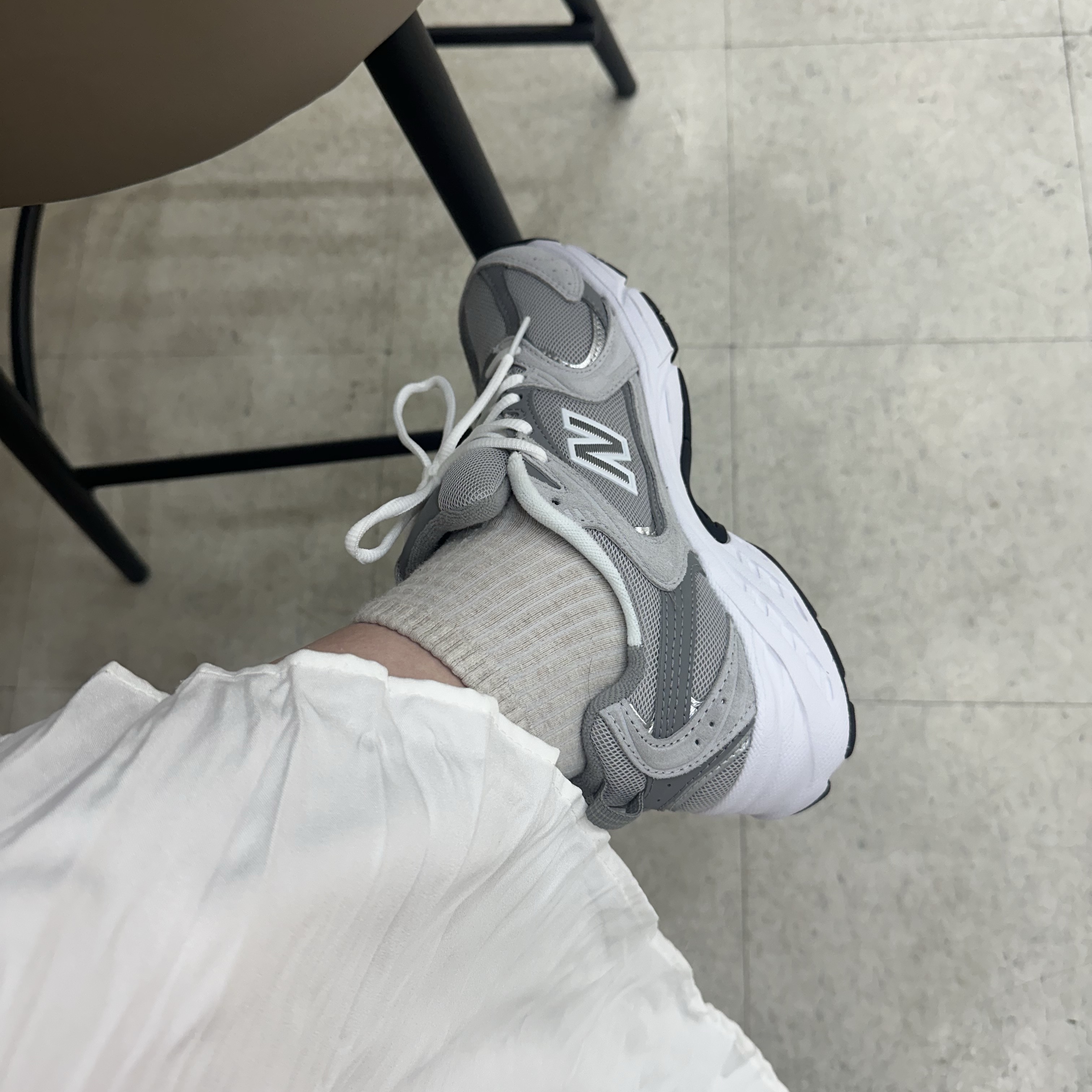 New Balance 530 Grey 착용 스타일