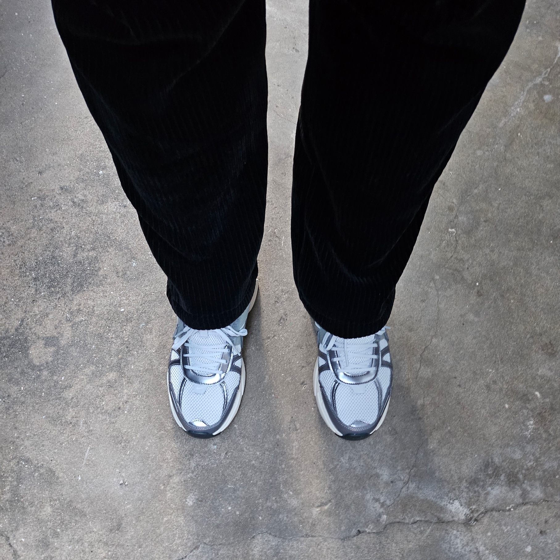 Nike V2K Run Pure Platinum Wolf Grey 착용 스타일