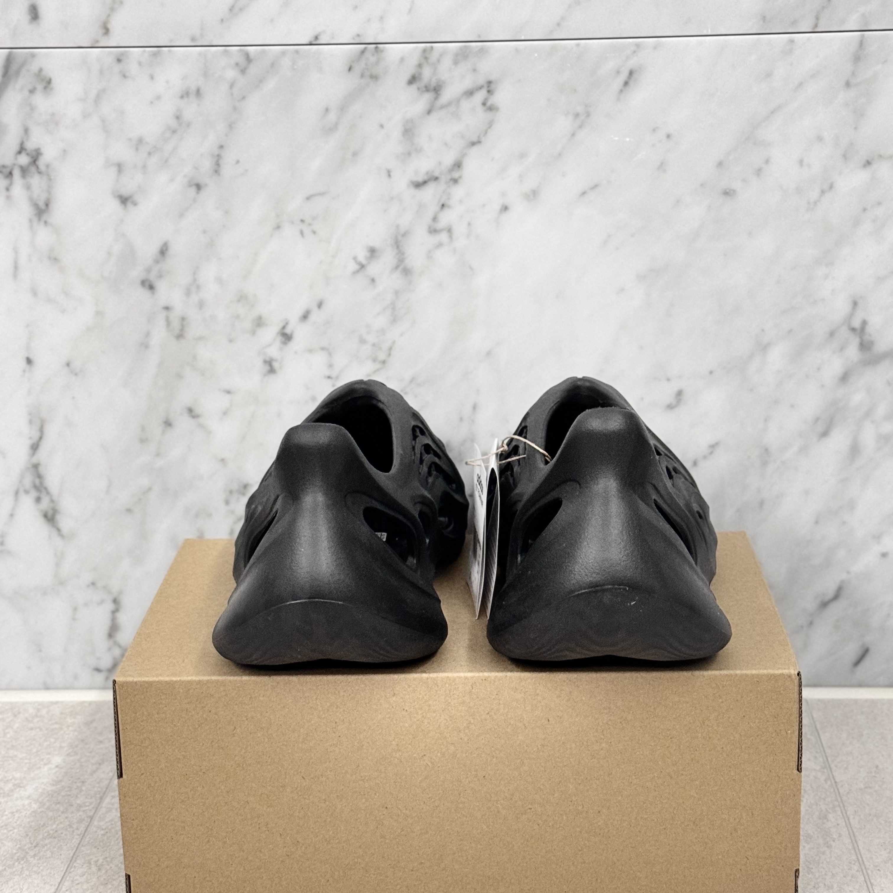 Adidas Yeezy Foam RNNR Onyx 착용 스타일 - 4