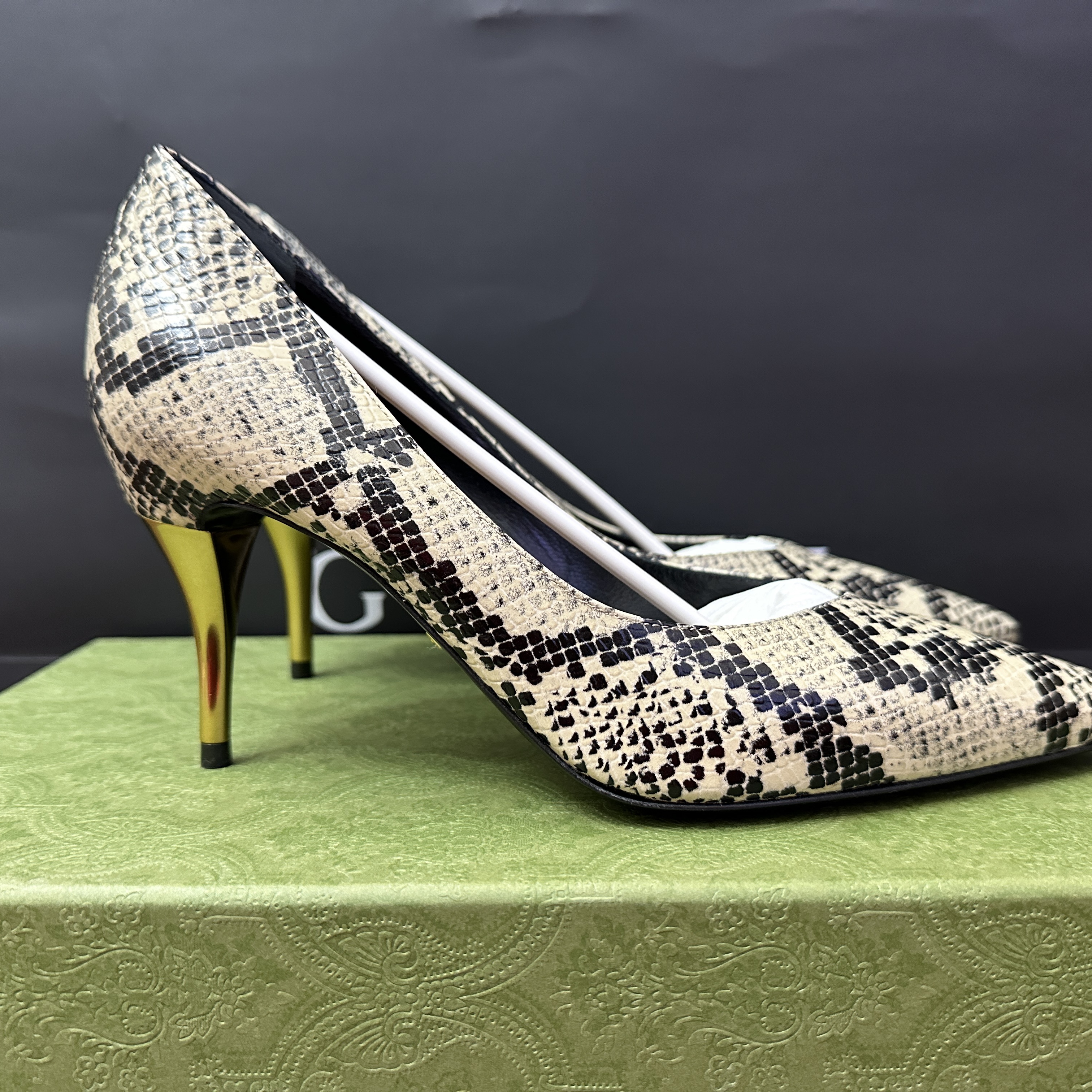 (W) Gucci Python Print Mid-Heel Pumps Beige 착용 스타일 - 3
