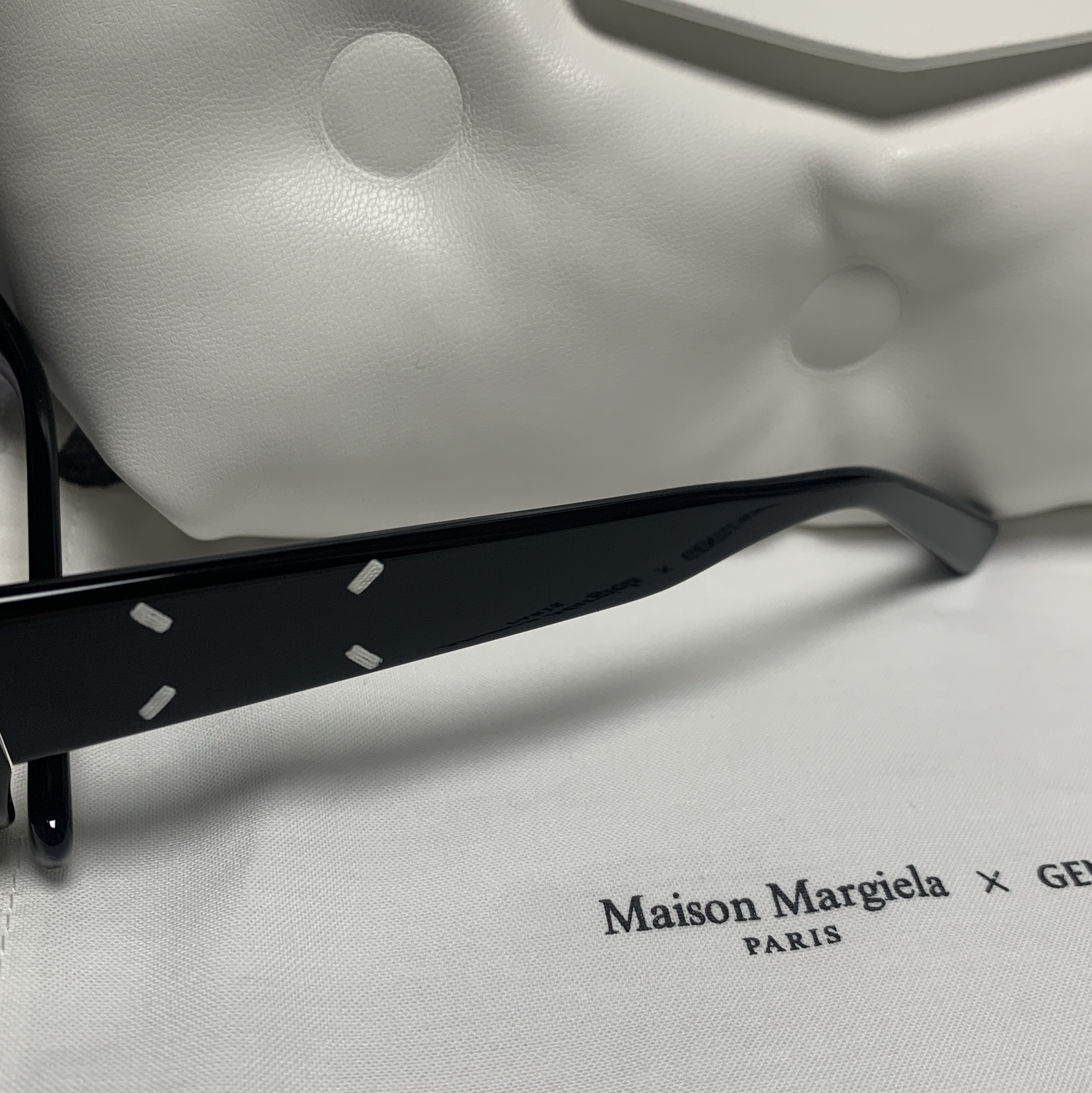 Gentle Monster x Maison Margiela MM106 Black Black 착용 스타일 - 3