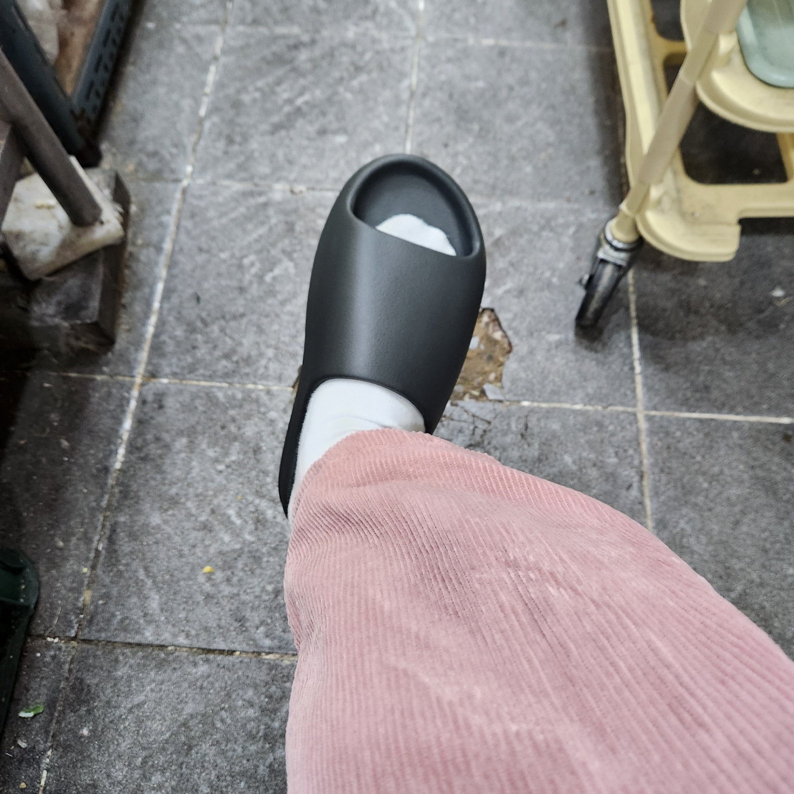 Adidas Yeezy Slide Dark Onyx 2024 착용 스타일 - 2