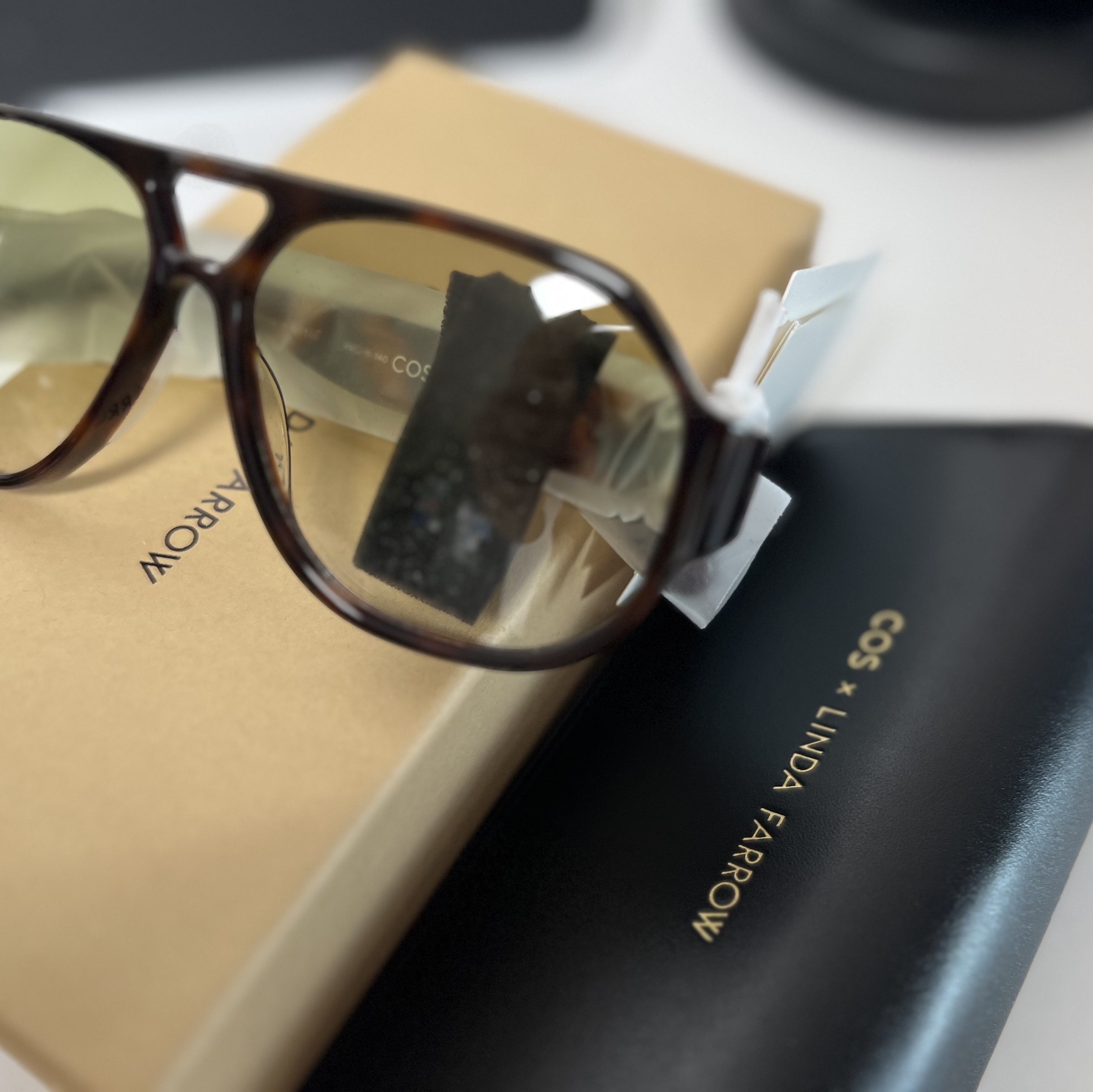 COS x Linda Farrow Flight Sunglasses Aviator Tortoise 착용 스타일 - 2