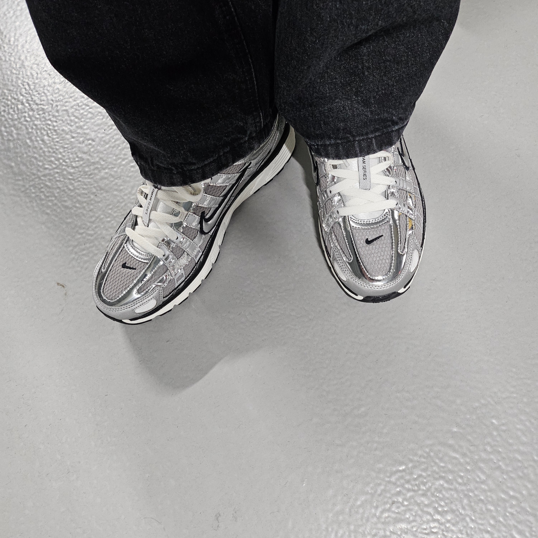 Nike P-6000 Metallic Silver 착용 스타일