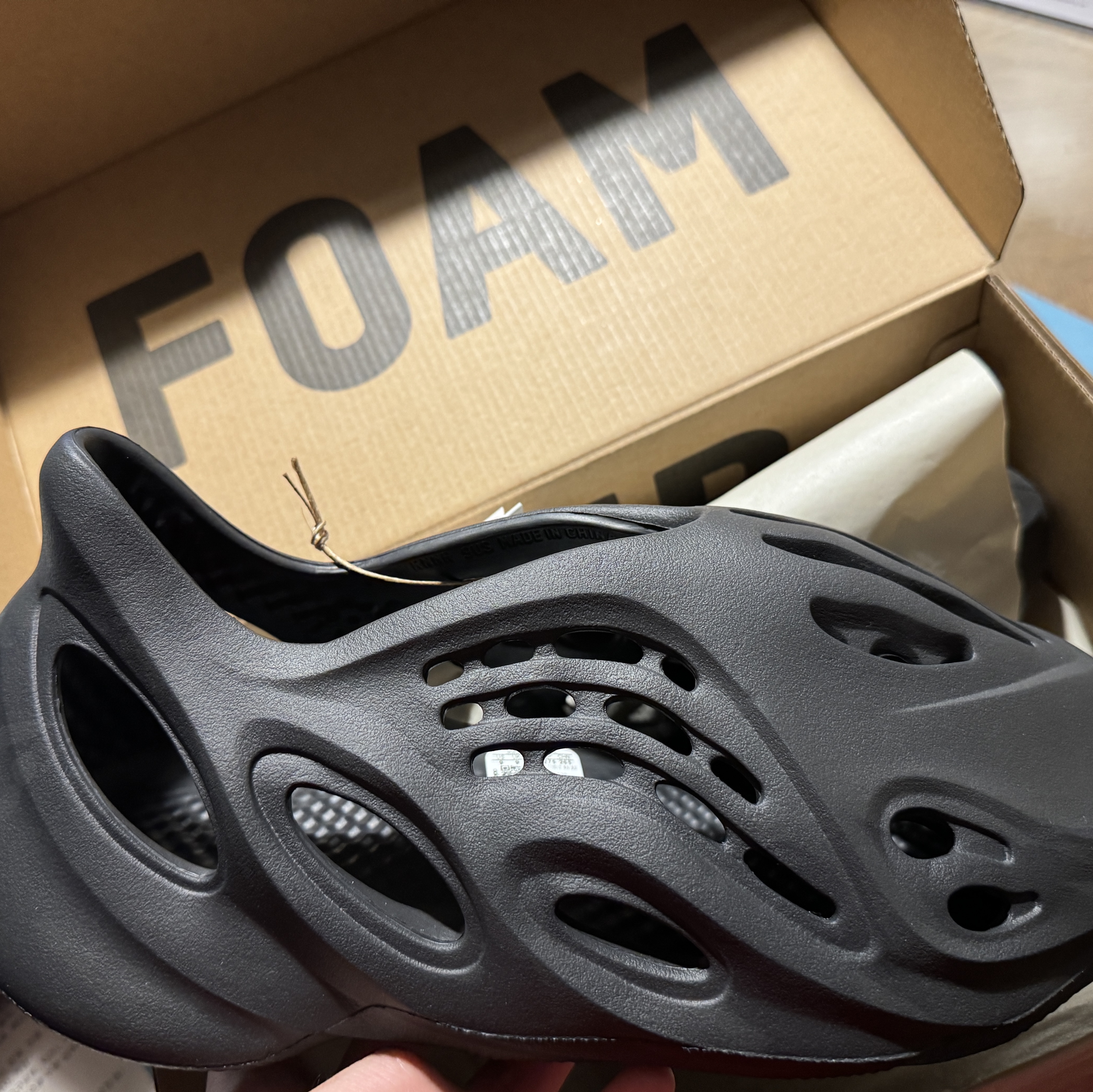 Adidas Yeezy Foam RNNR Onyx 착용 스타일
