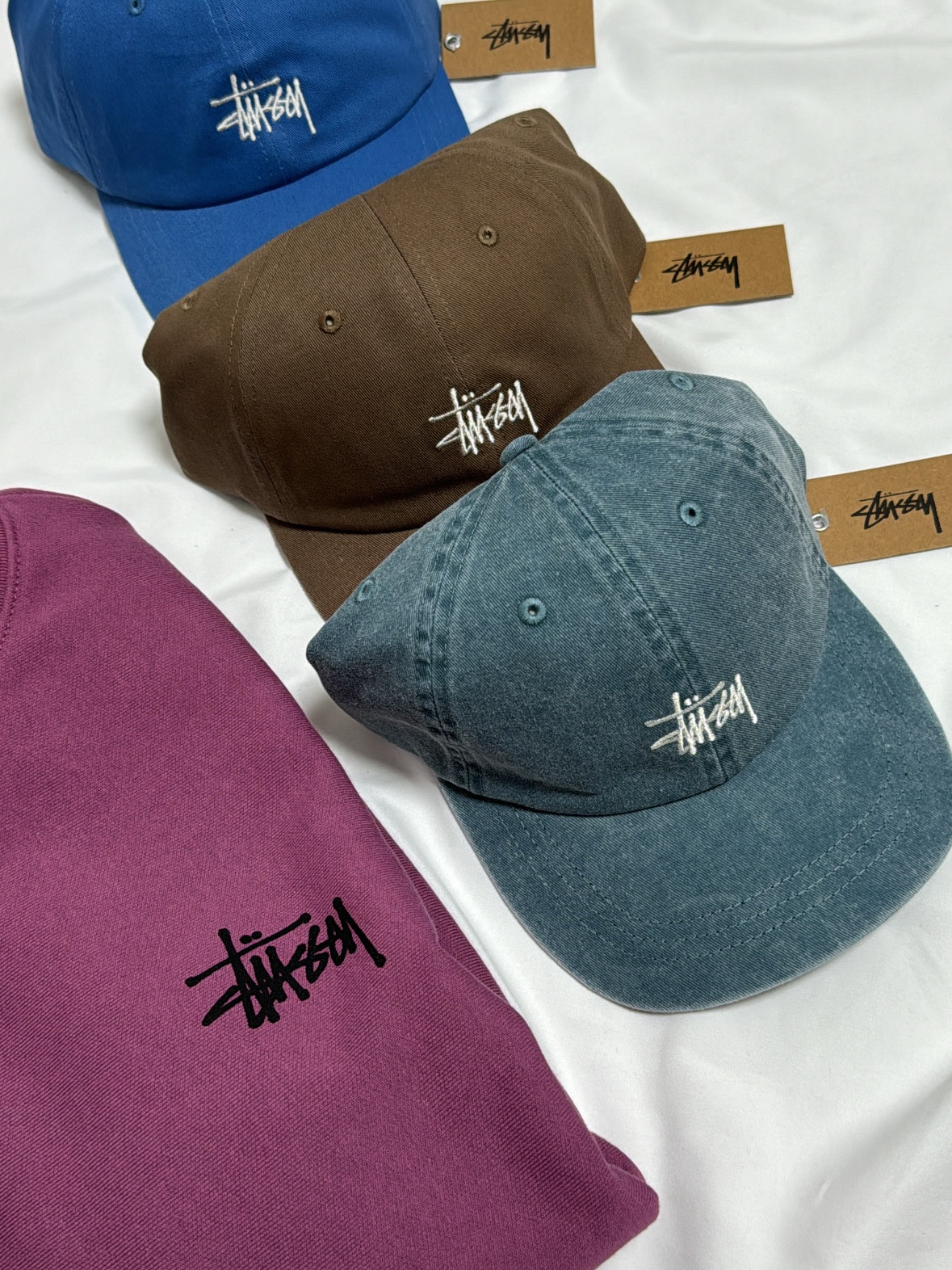 Stussy Basic Stussy Crew Berry 2024, Stussy Basic Stock Low Pro Cap Brown 착용 스타일