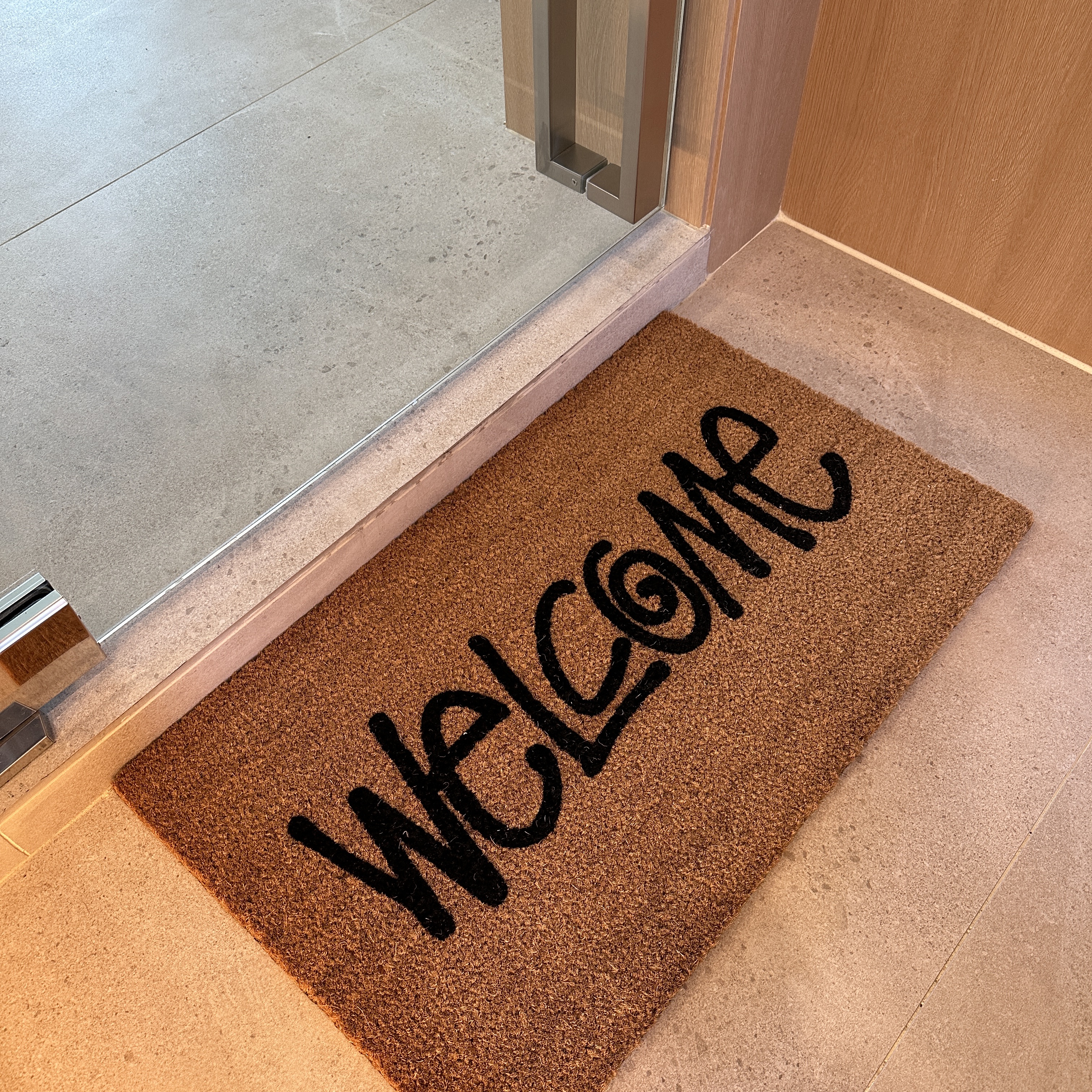 Stussy Welcome Mat Cocoa 착용 스타일