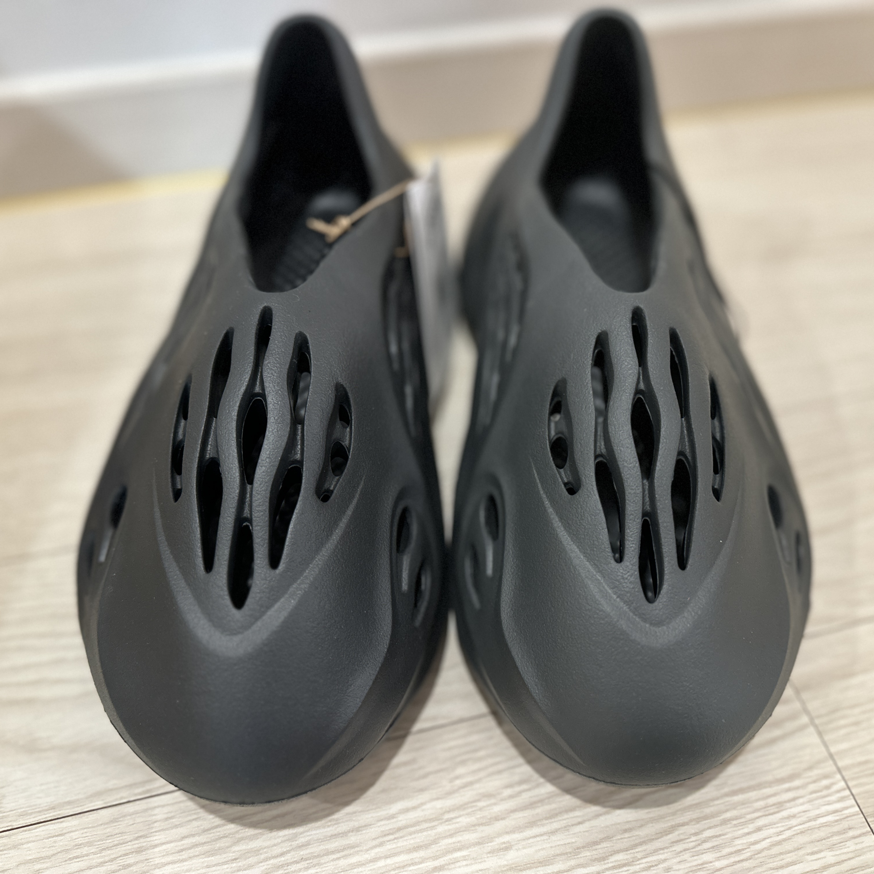 Adidas Yeezy Foam RNNR Onyx, Adidas Yeezy Foam RNNR Carbon 착용 스타일